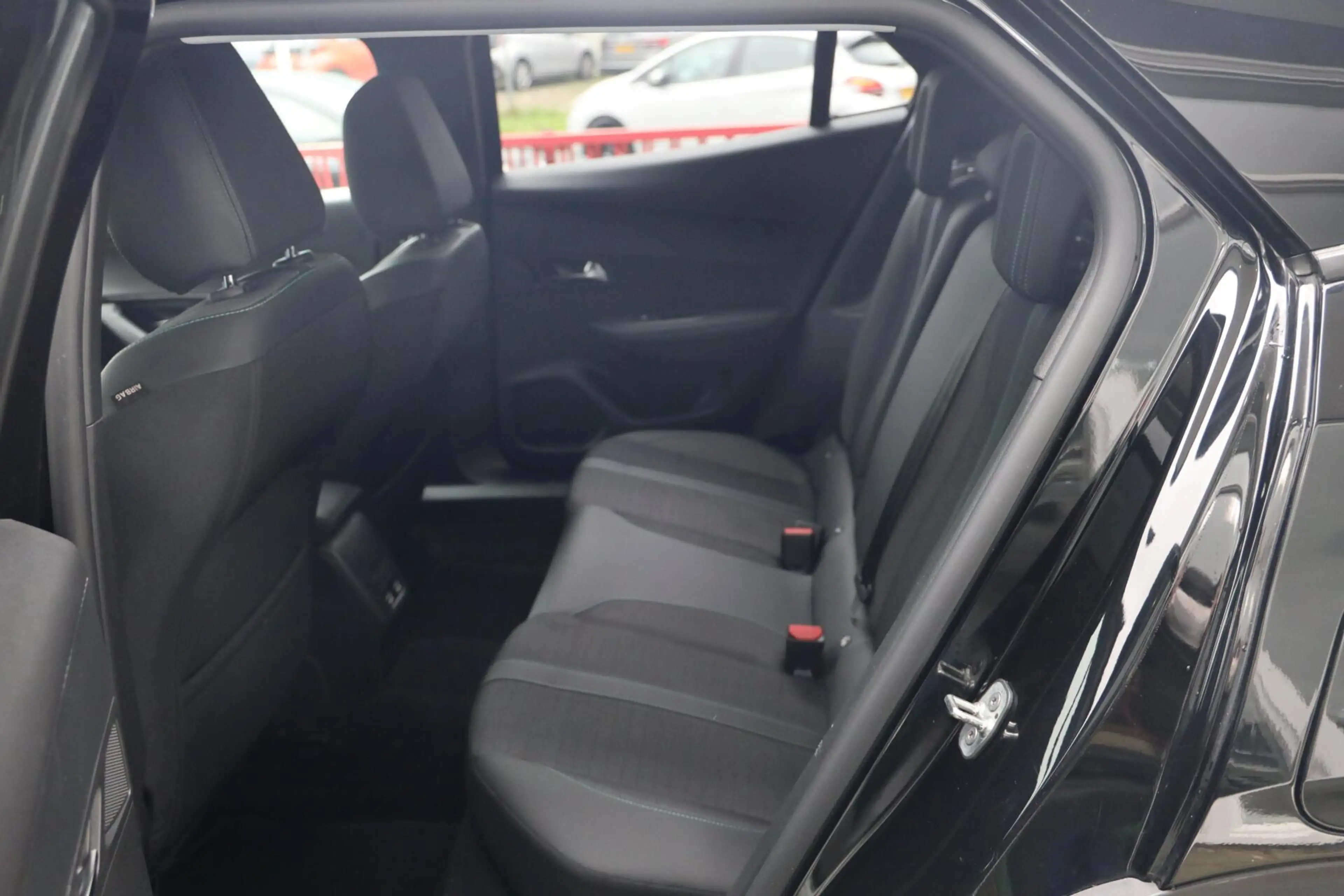 Peugeot e-2008 EV Allure Pack 50 kWh|3-Fase|Camera|Carplay|Clima| — photo 6