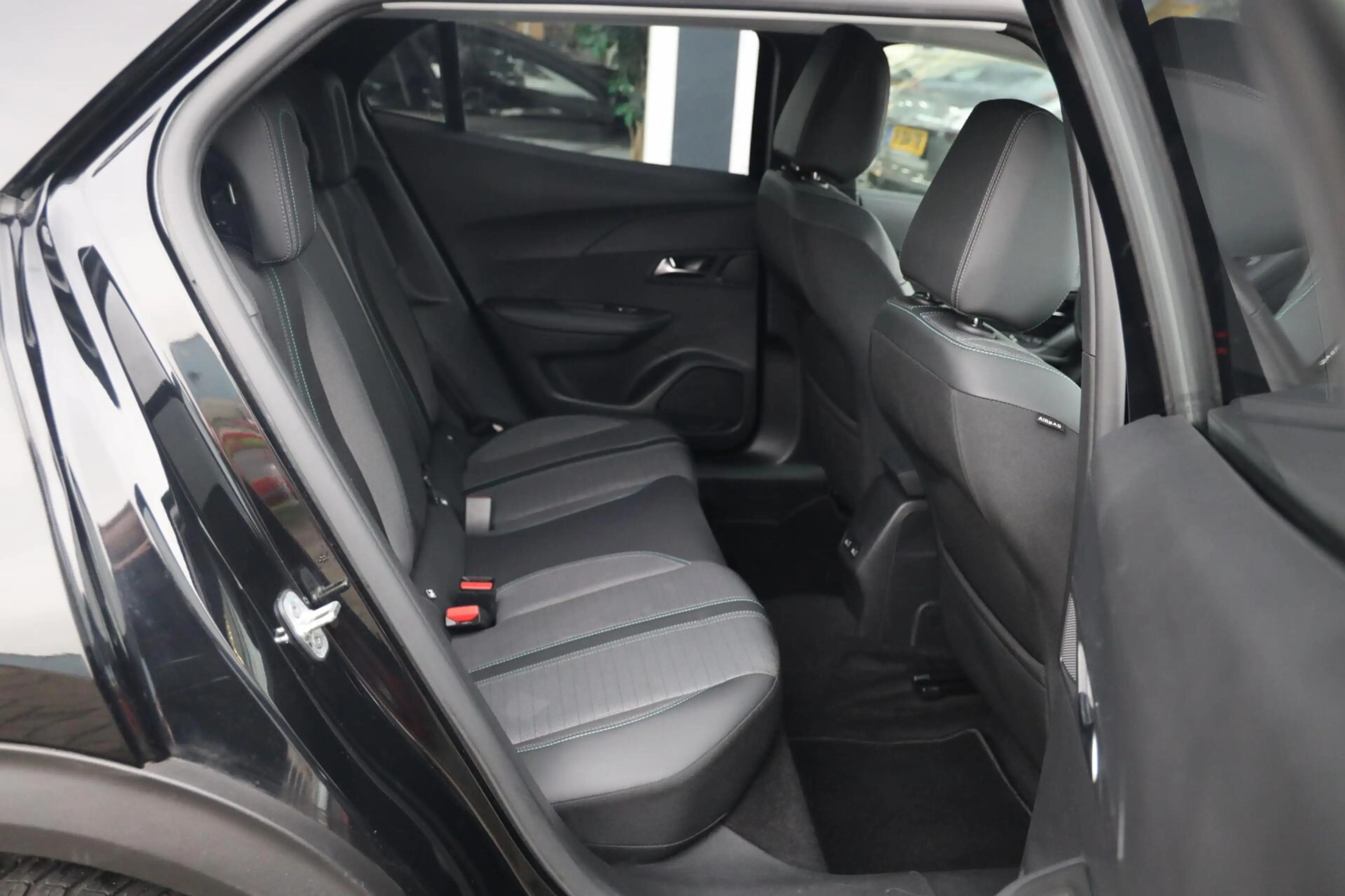 Peugeot e-2008 EV Allure Pack 50 kWh|3-Fase|Camera|Carplay|Clima| — photo 15