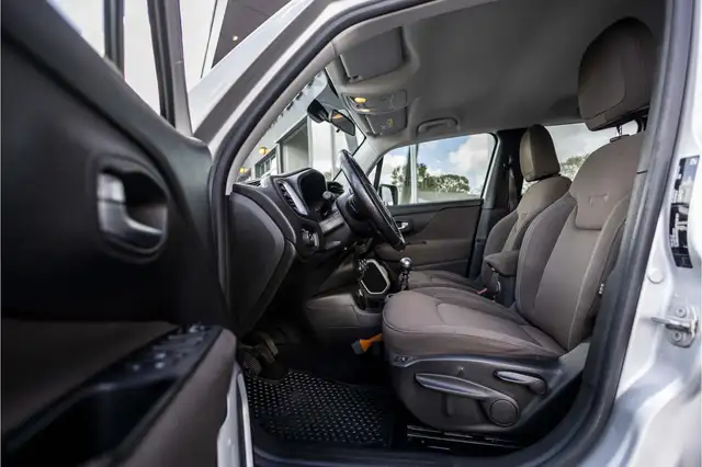 Jeep Renegade view 9