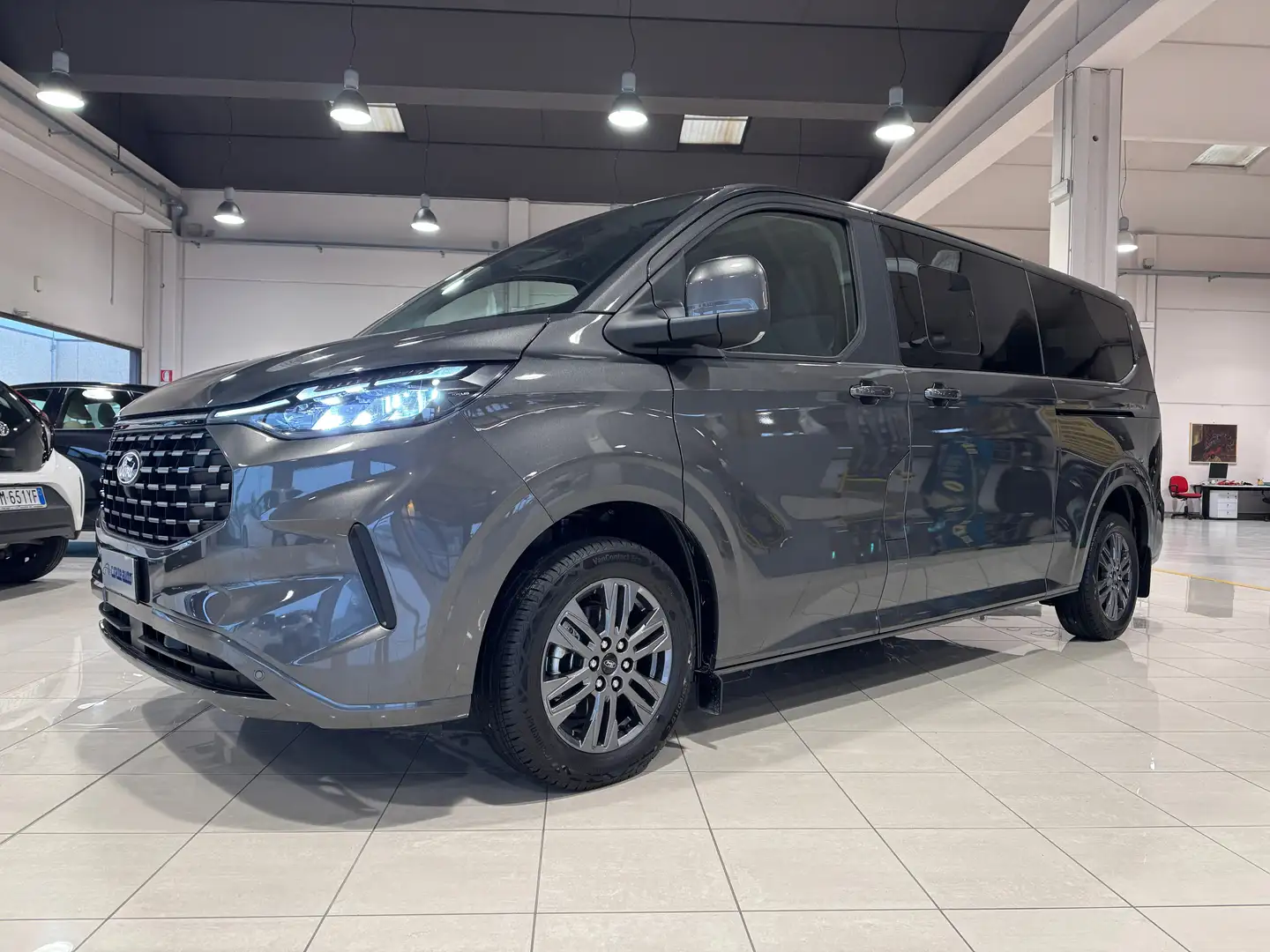 Ford Tourneo Custom 320 2.0 EcoBlue 170CV aut. PL Titanium 9 POSTI Šedá - 1