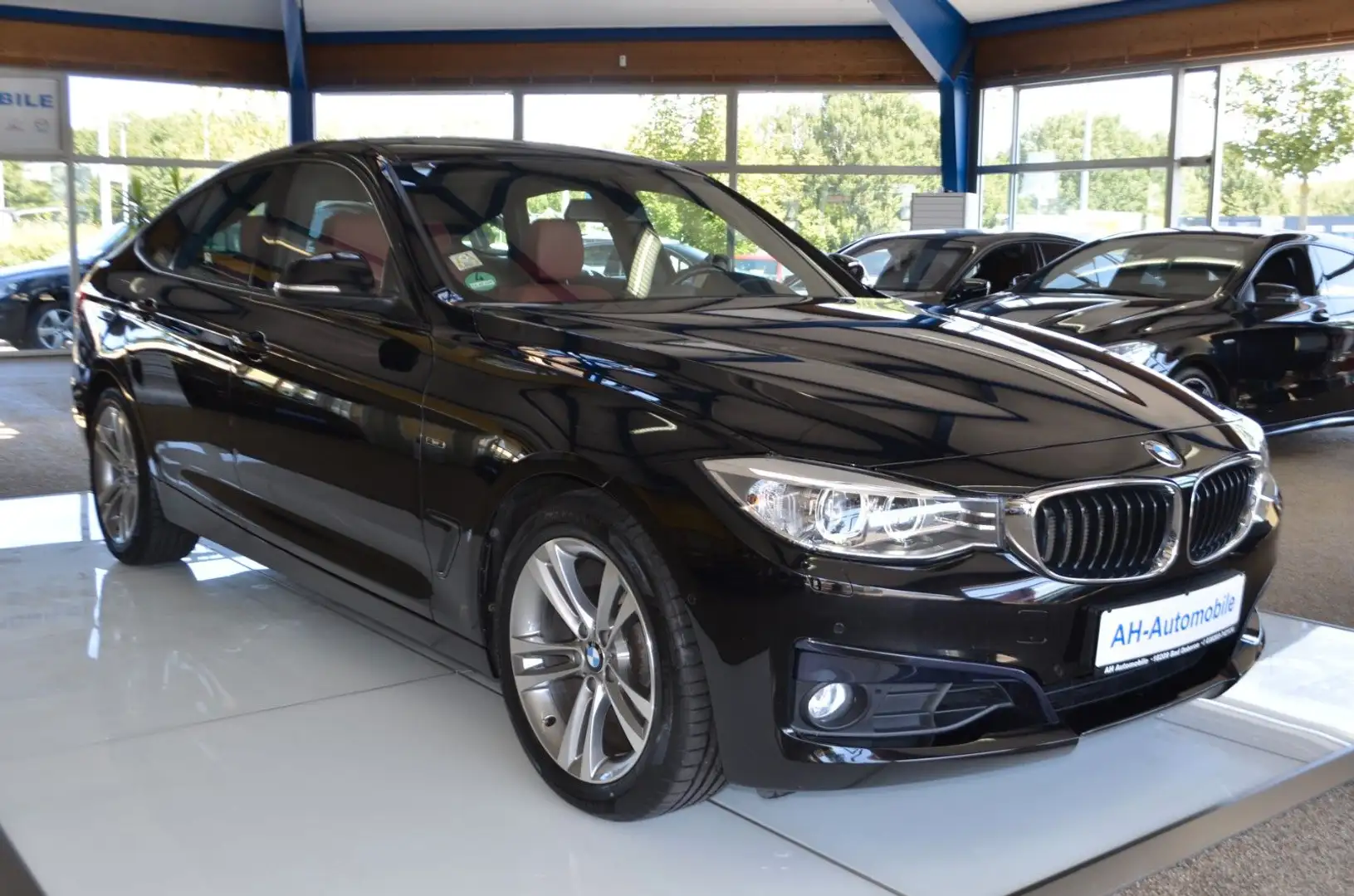BMW 320 i Gran Turismo AUTOMATIK / XENON / NAVI Schwarz - 2