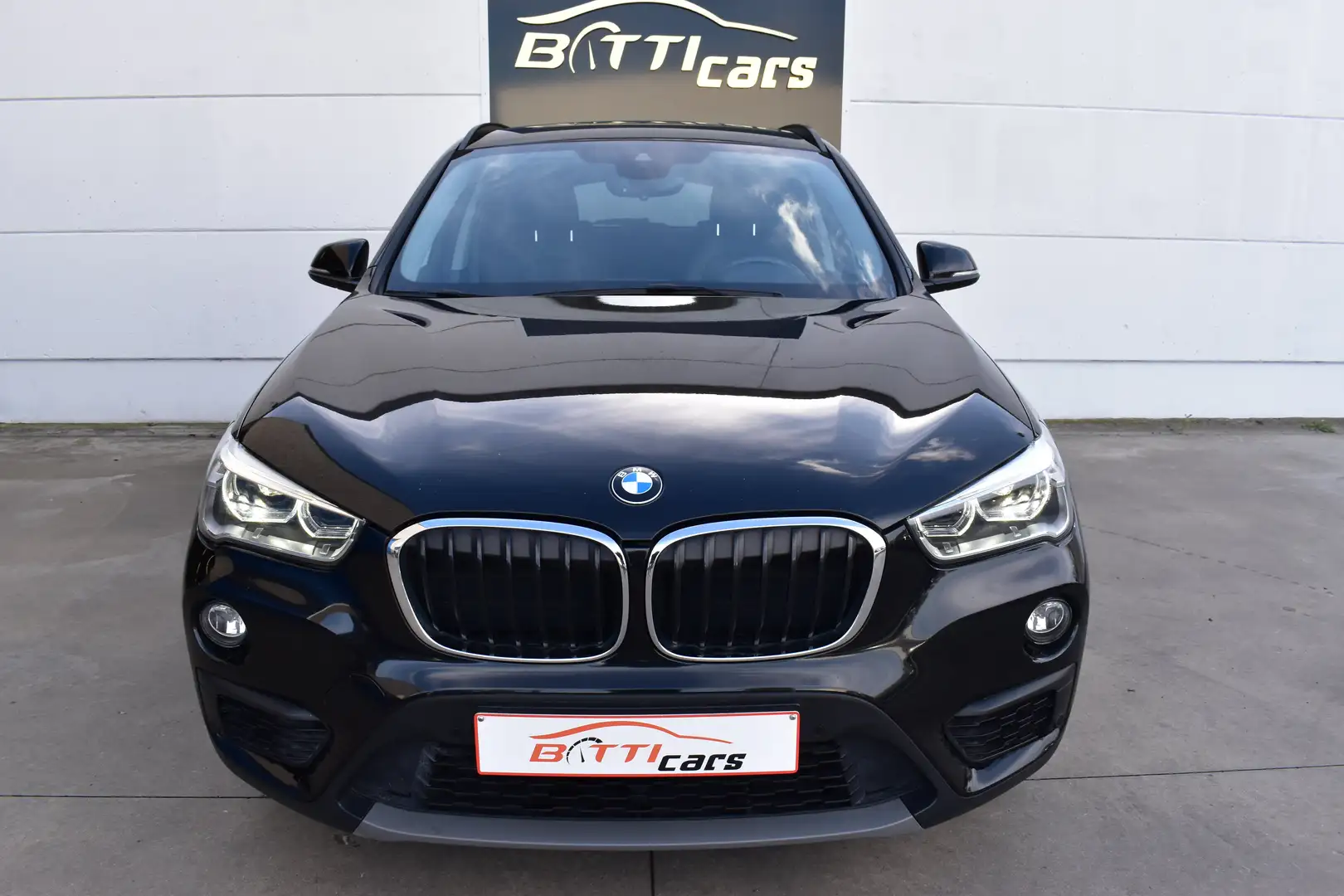 BMW X1 sDrive18d* Leder* Navi* 2-Zone Airco* Camera* PDC* Noir - 2
