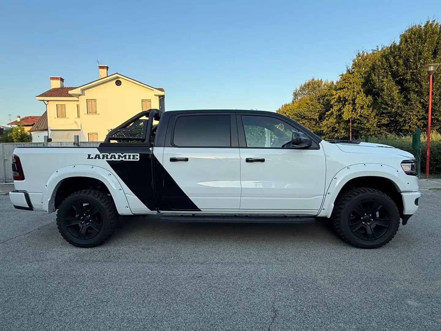 Dodge RAM 1500 5.7 V8 Crew Cab Laramie Black 395cv at8 - 2