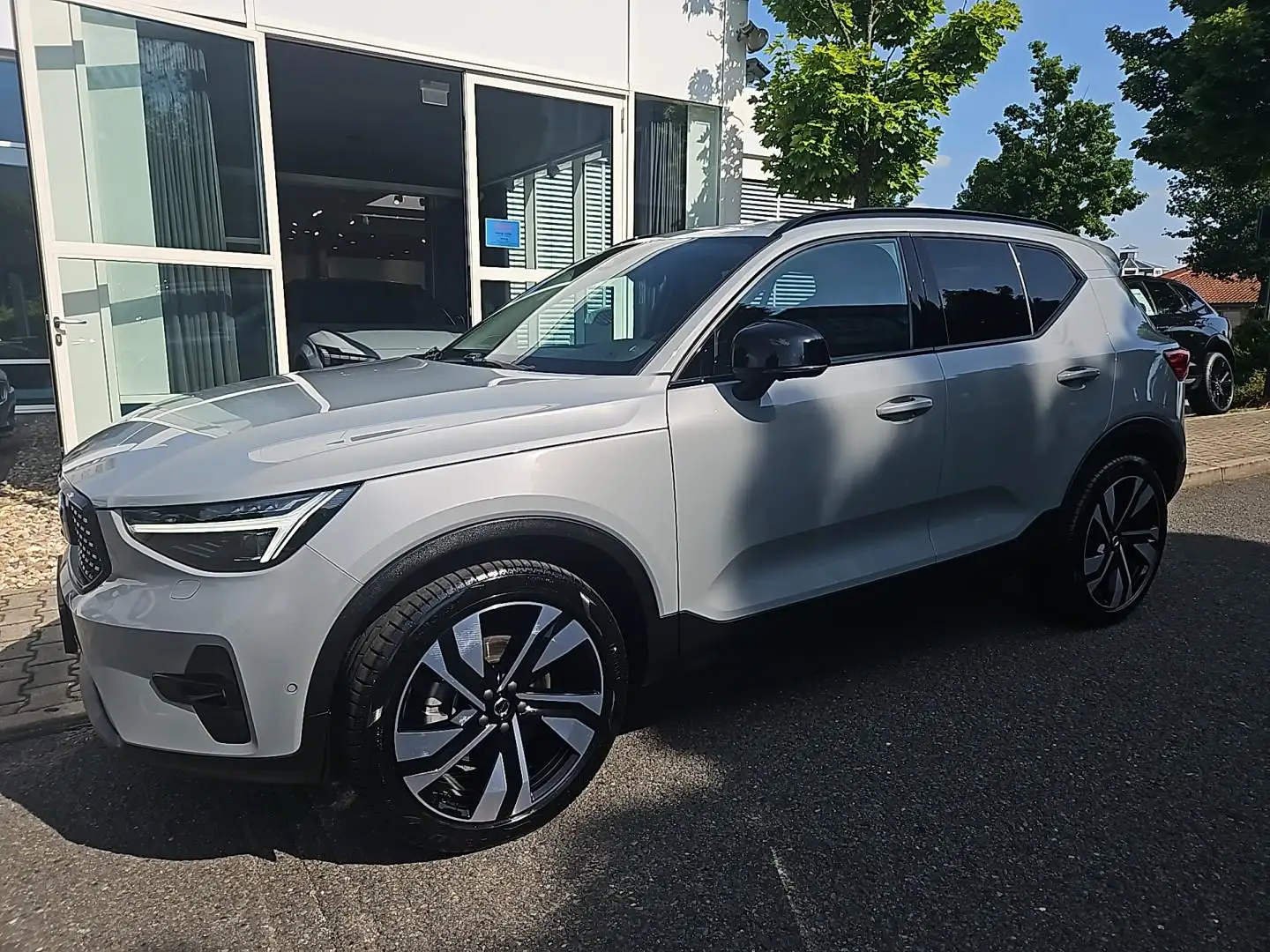 Volvo XC40 B3 Plus Dark Glasdach/20 Zoll Alu/Leder Grau - 1
