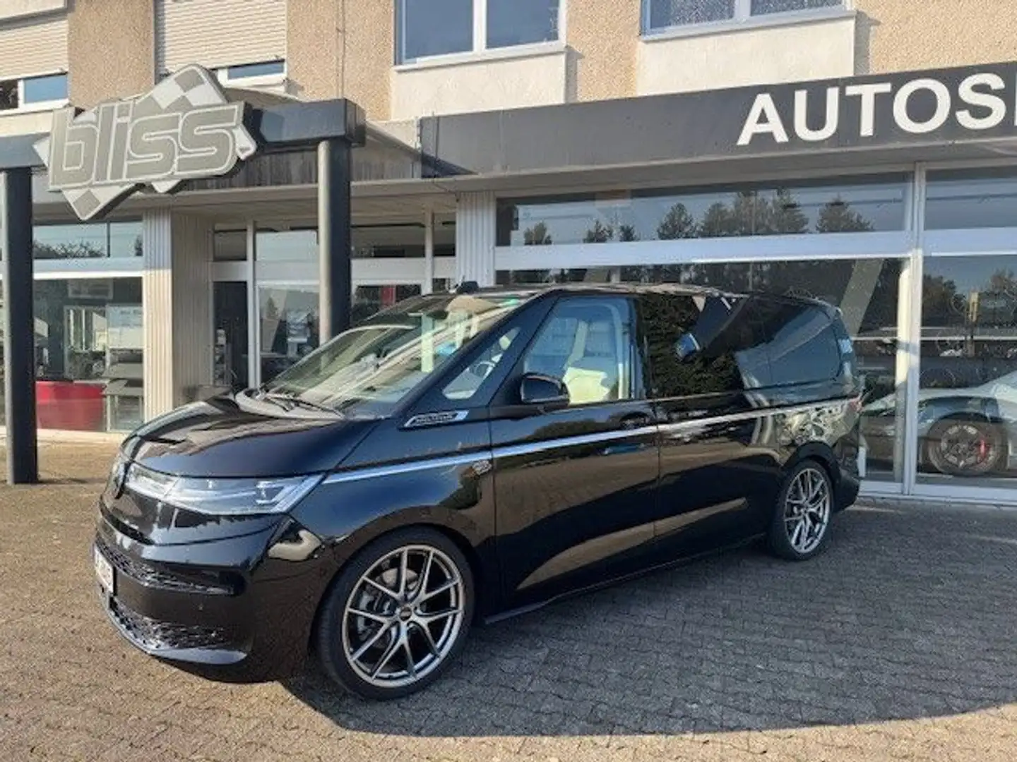 Volkswagen T7 Multivan Style lang Schwarz - 1