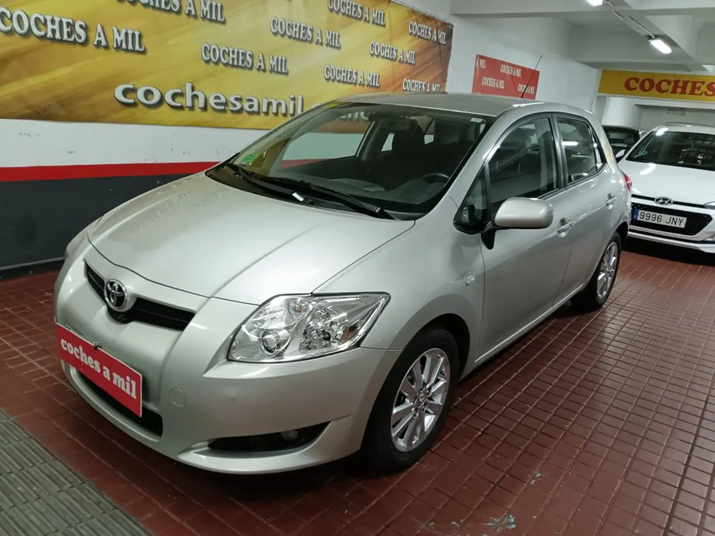 Toyota Auris 1.4 VVT-i Grau - 2