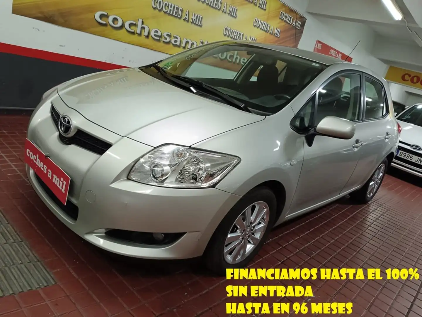 Toyota Auris 1.4 VVT-i Grau - 1