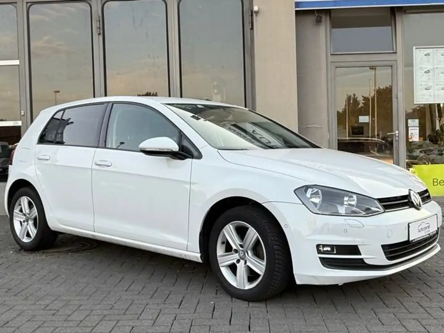 Volkswagen Golf Comfortline BMT GarantieFinanzierungSitzheizungPDC Weiß - 1