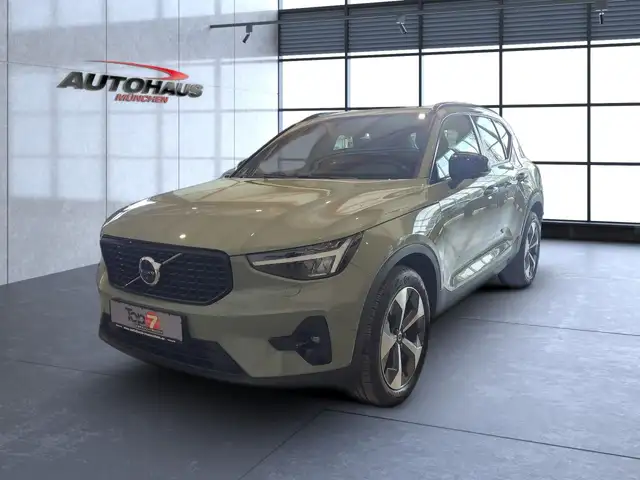 Volvo XC40 view 3