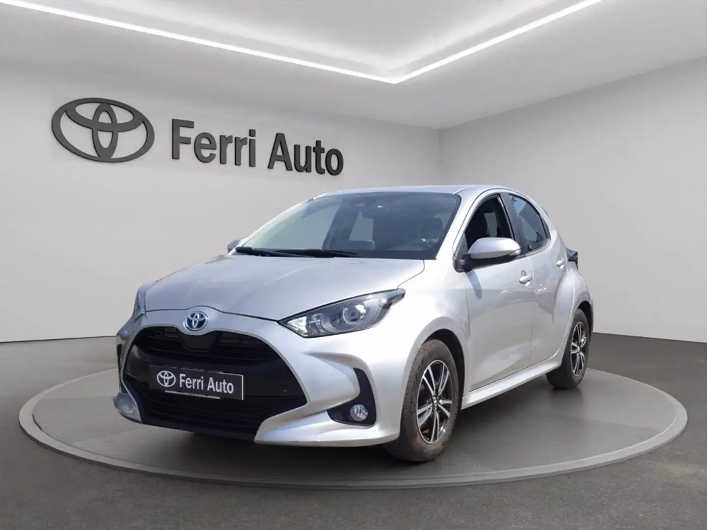 Toyota Yaris 1.5h active Grey - 1