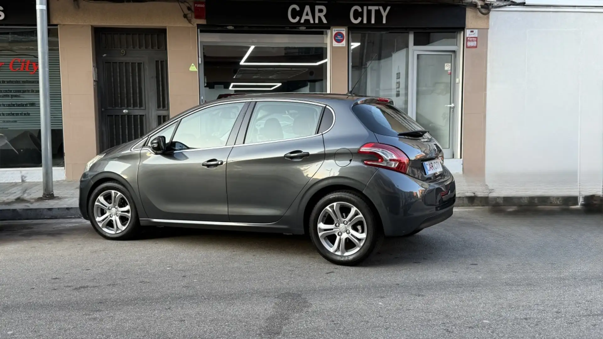 Peugeot 208 1.6e-HDi Allure Gris - 2