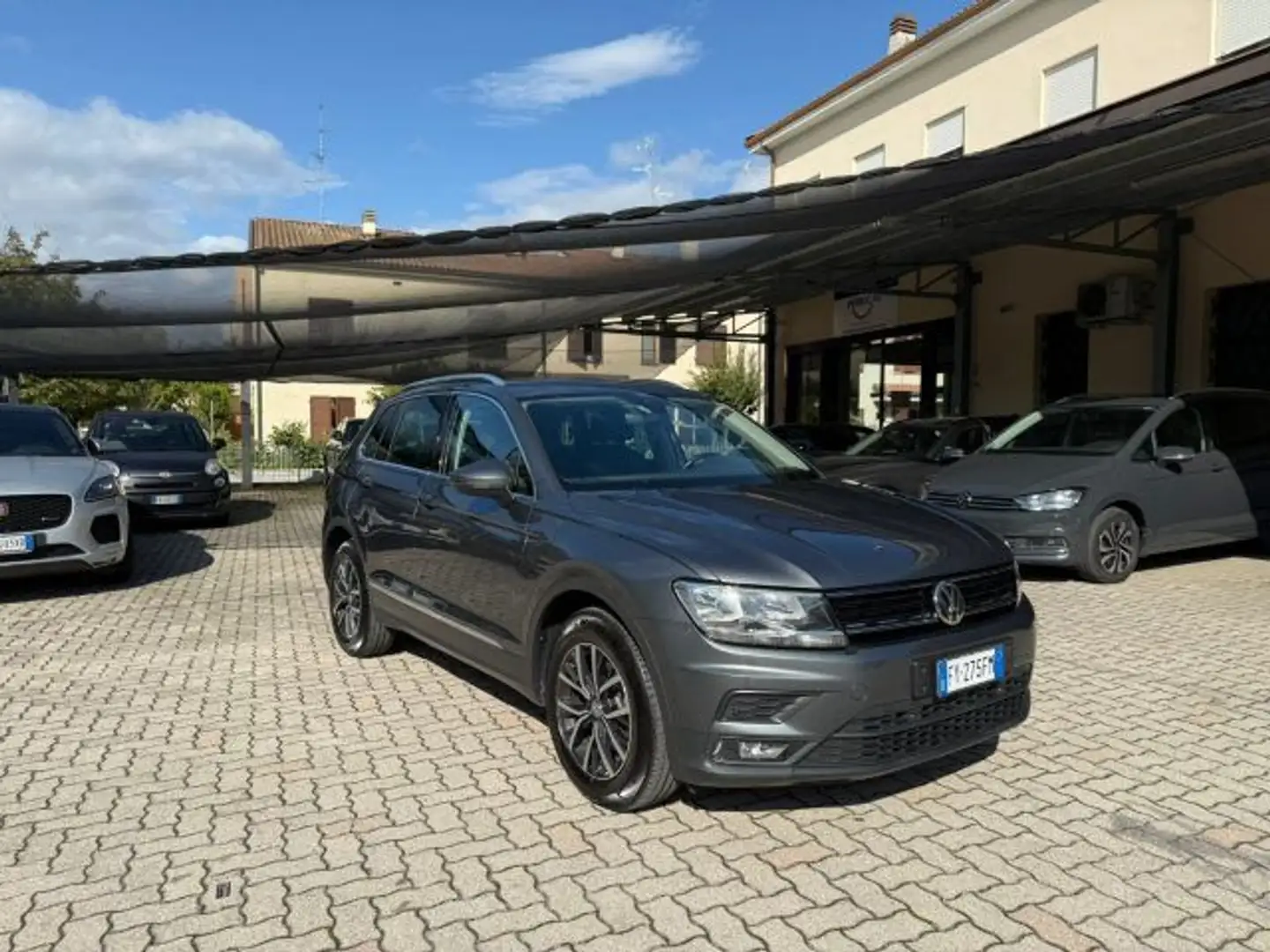 Volkswagen Tiguan 2.0 TDI SCR DSG Business BlueMotion Technology Grijs - 1