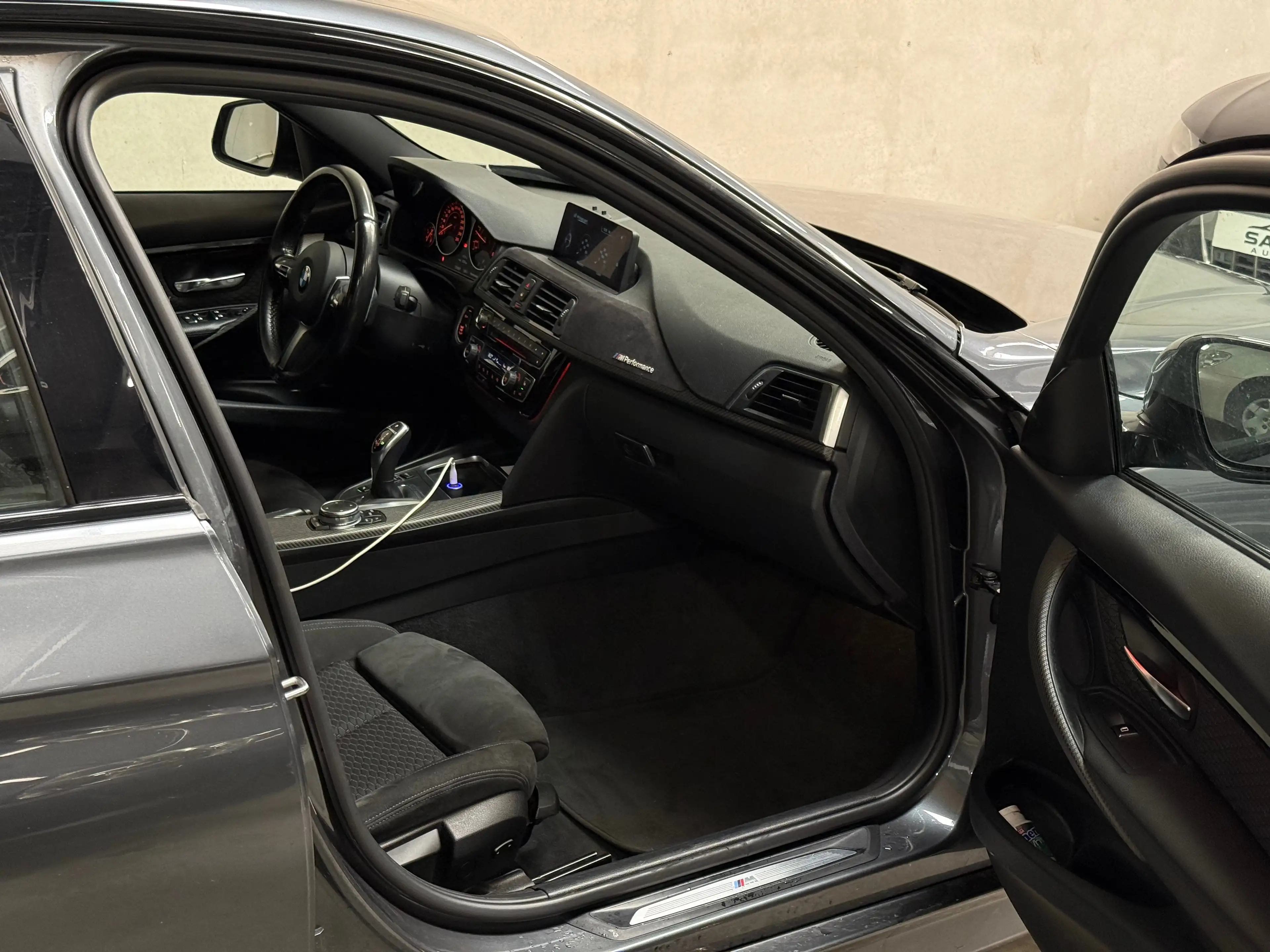 BMW 335 d X-Drive Pack-M // Alcantara // Navi Pro — photo 8