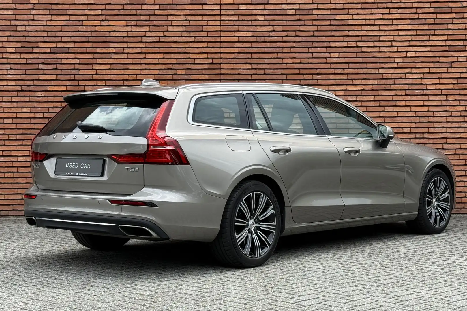 Volvo V60 T5 Automaat Inscription | Verwarmbare Voorruit | P Grijs - 2