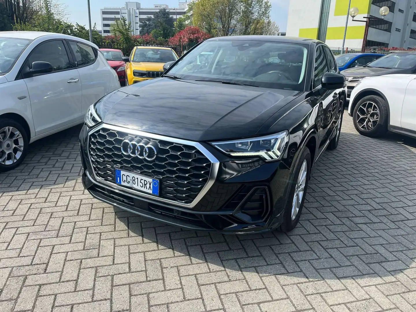 Audi Q3 SPB 45 TFSI e S tronic Business Plus Zwart - 1