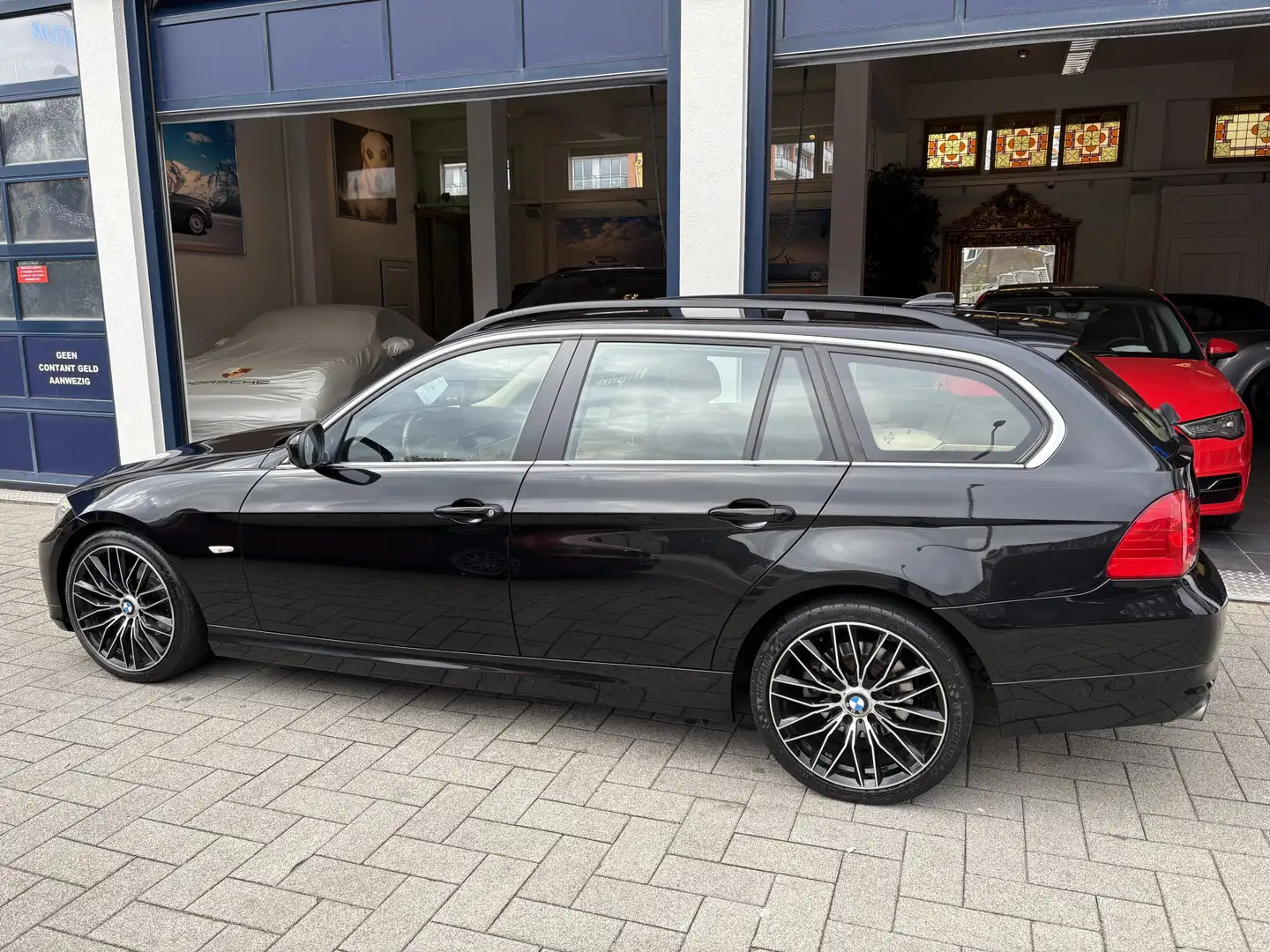 BMW 318 3-serie Touring 318i Business Line Style NL AUTO/N Zwart - 2