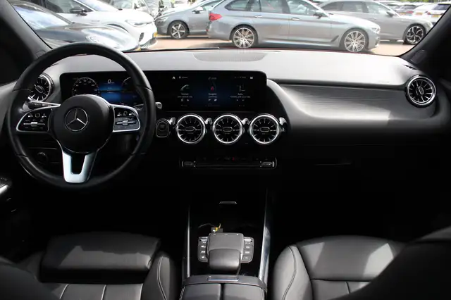 Mercedes-Benz EQA view 3