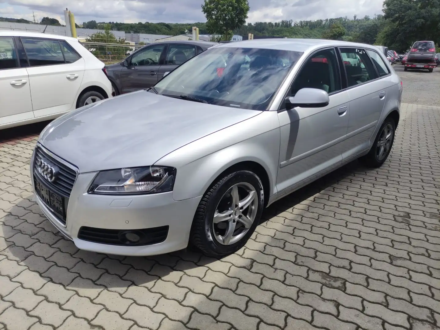 Audi A3 A3 SB Attraction 1,6 TDI DPF S-tronic Attraction Grau - 2