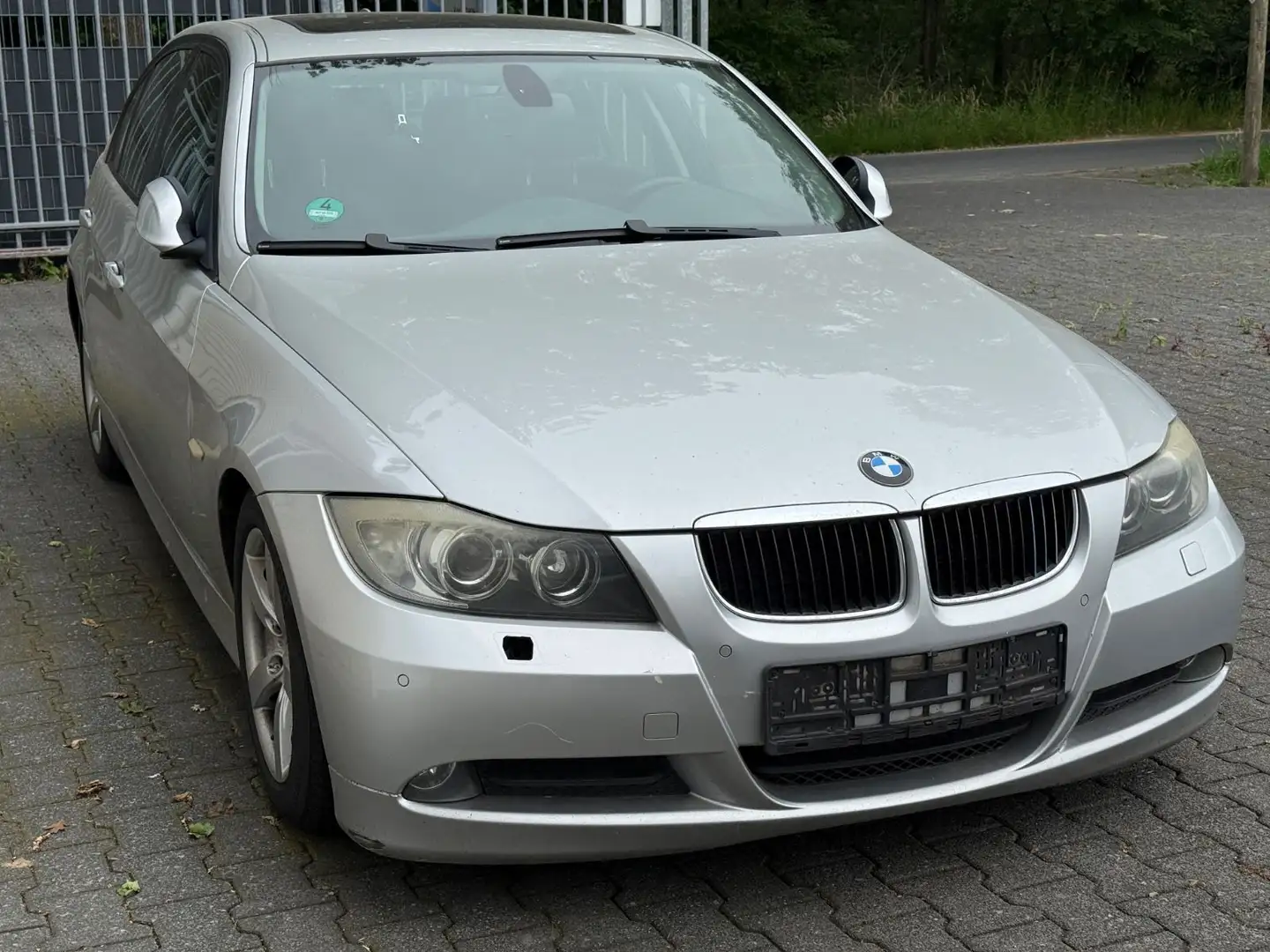 BMW 320 d Lim. MOTORSCHADEN! Silber - 2