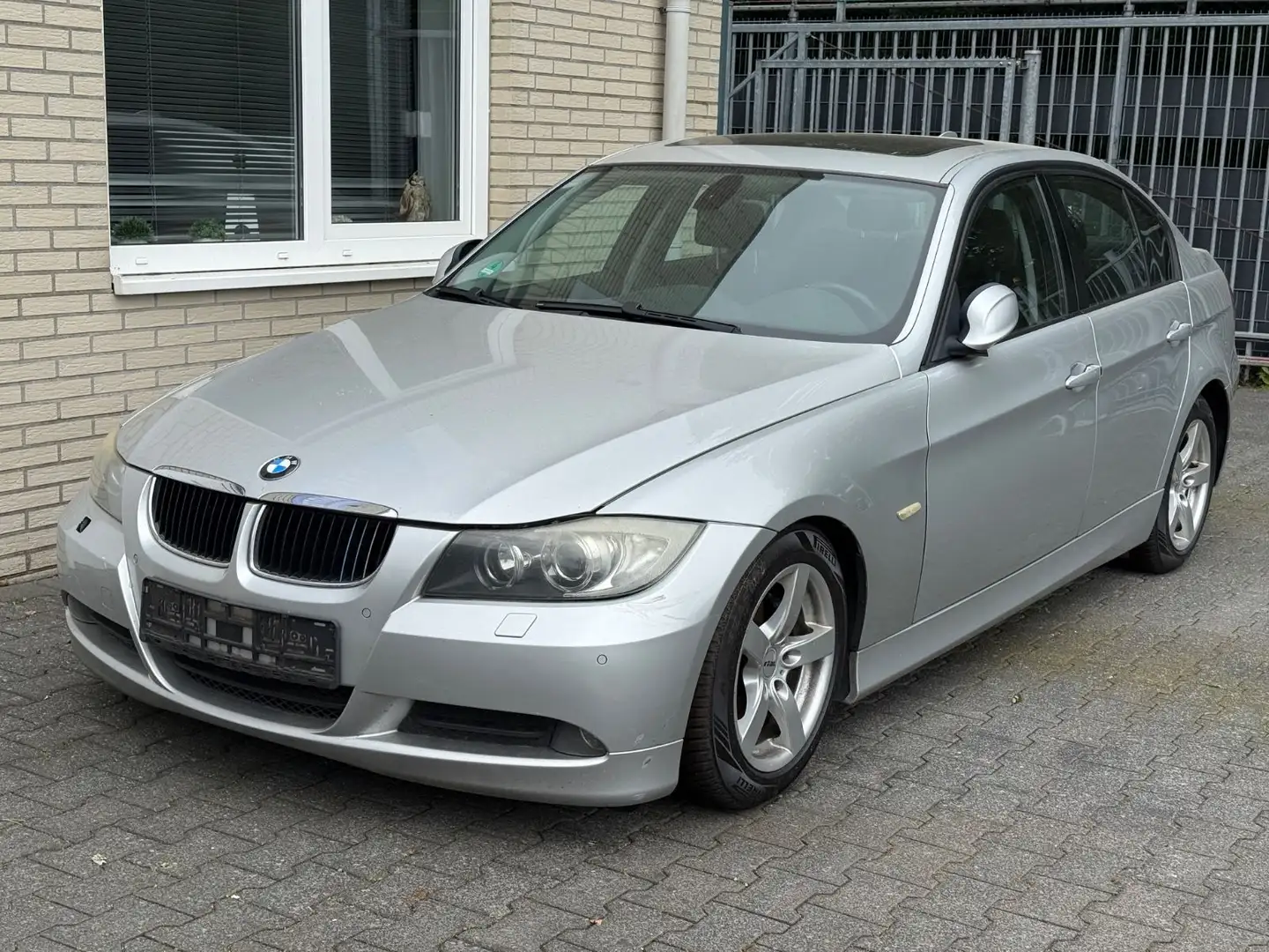 BMW 320 d Lim. MOTORSCHADEN! Silber - 1