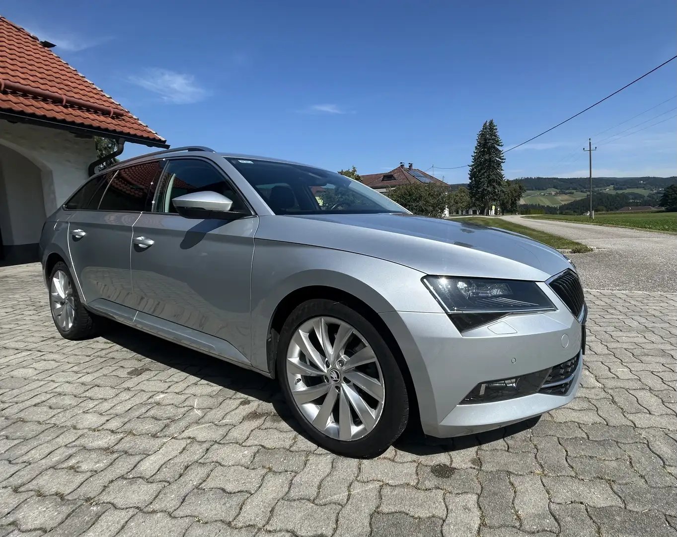 Skoda Superb Kombi 2,0 TDI Style DSG Matrix Kamera ACC AHK Silber - 1