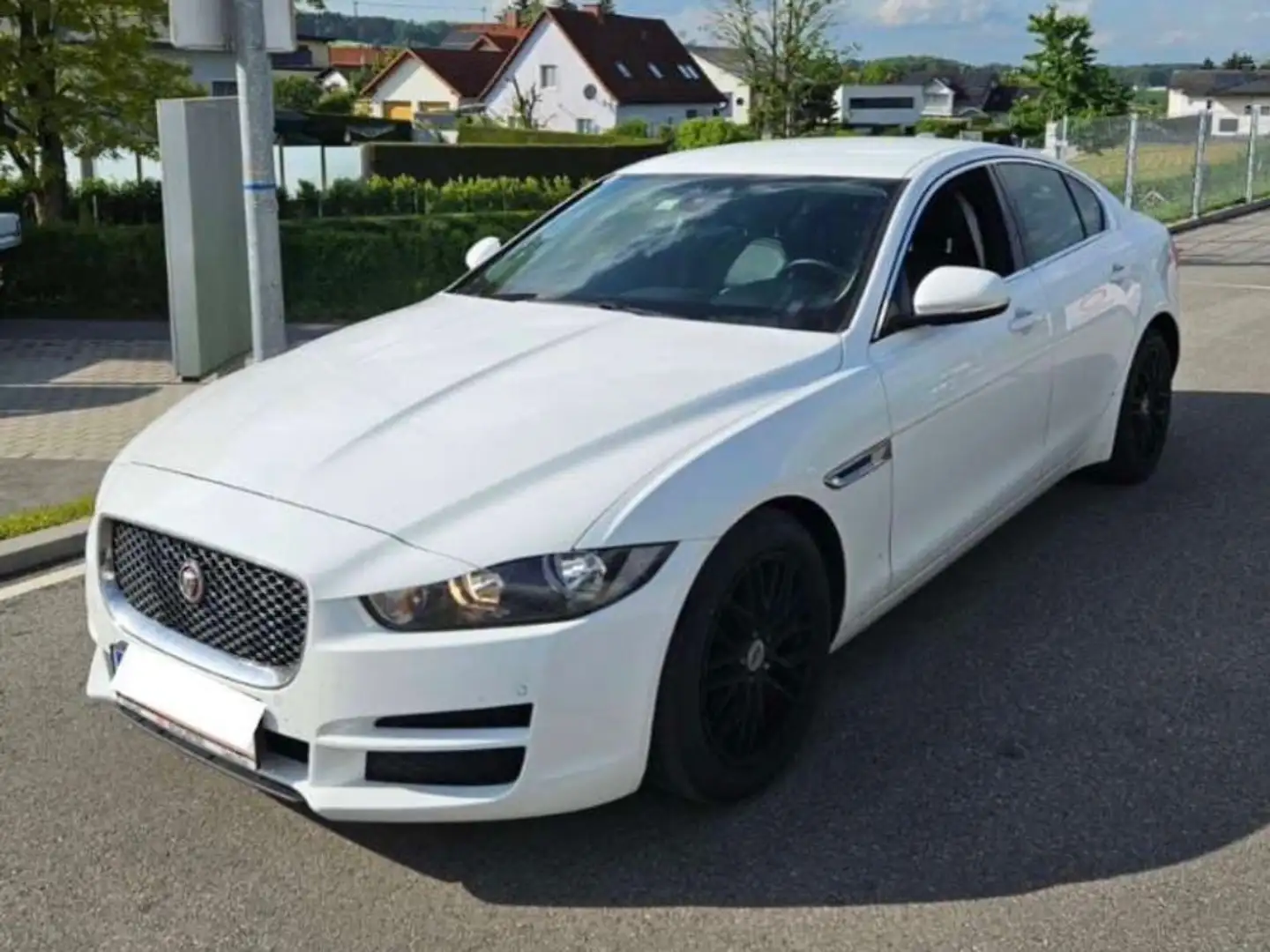 Jaguar XE E-Performance Prestige Aut. Weiß - 1