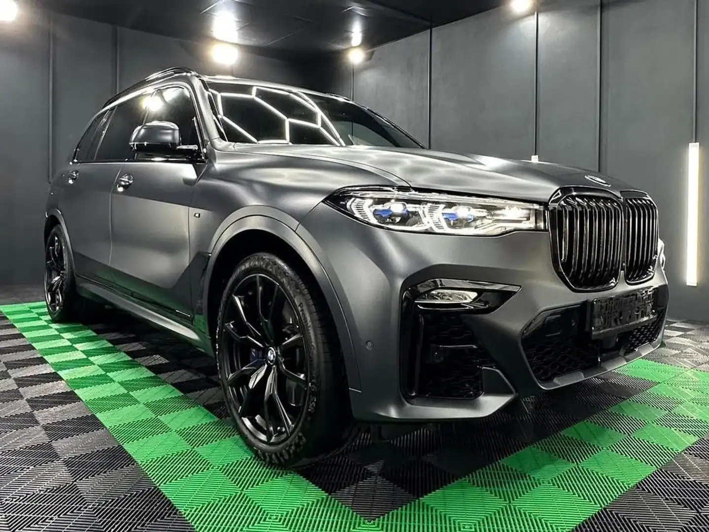 BMW X7 M X7 M50i - Dark Shadow Edition 1/500 - Frozen Arctic Grey Grau - 1