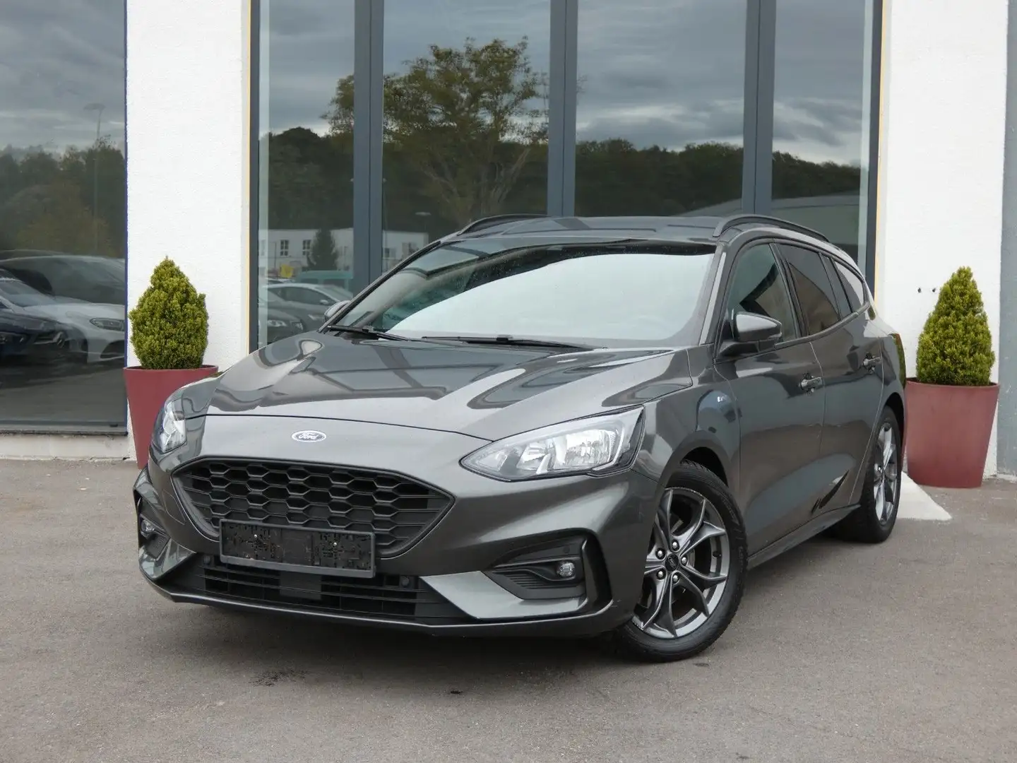 Ford Focus Turnier ST-Line*Navi*Shz*Pdc*Tempomat* Grau - 1