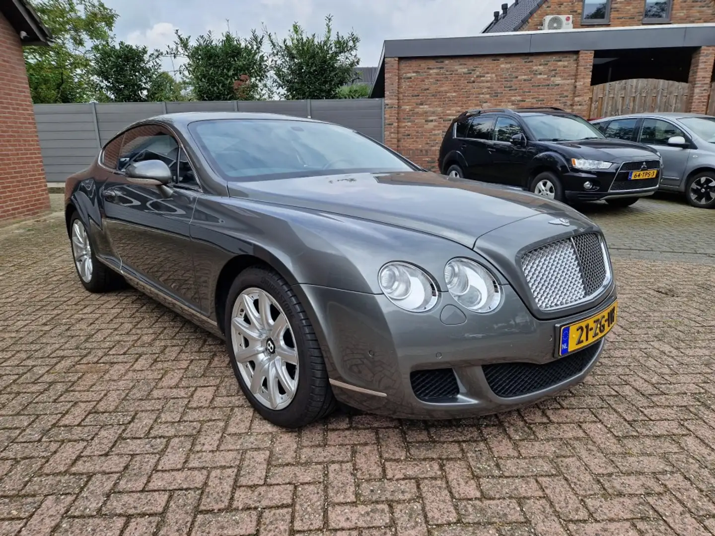 Bentley Continental GT GT 6.0 W12 560 Pk Aut. Originele NL-auto Dealer on Grijs - 2
