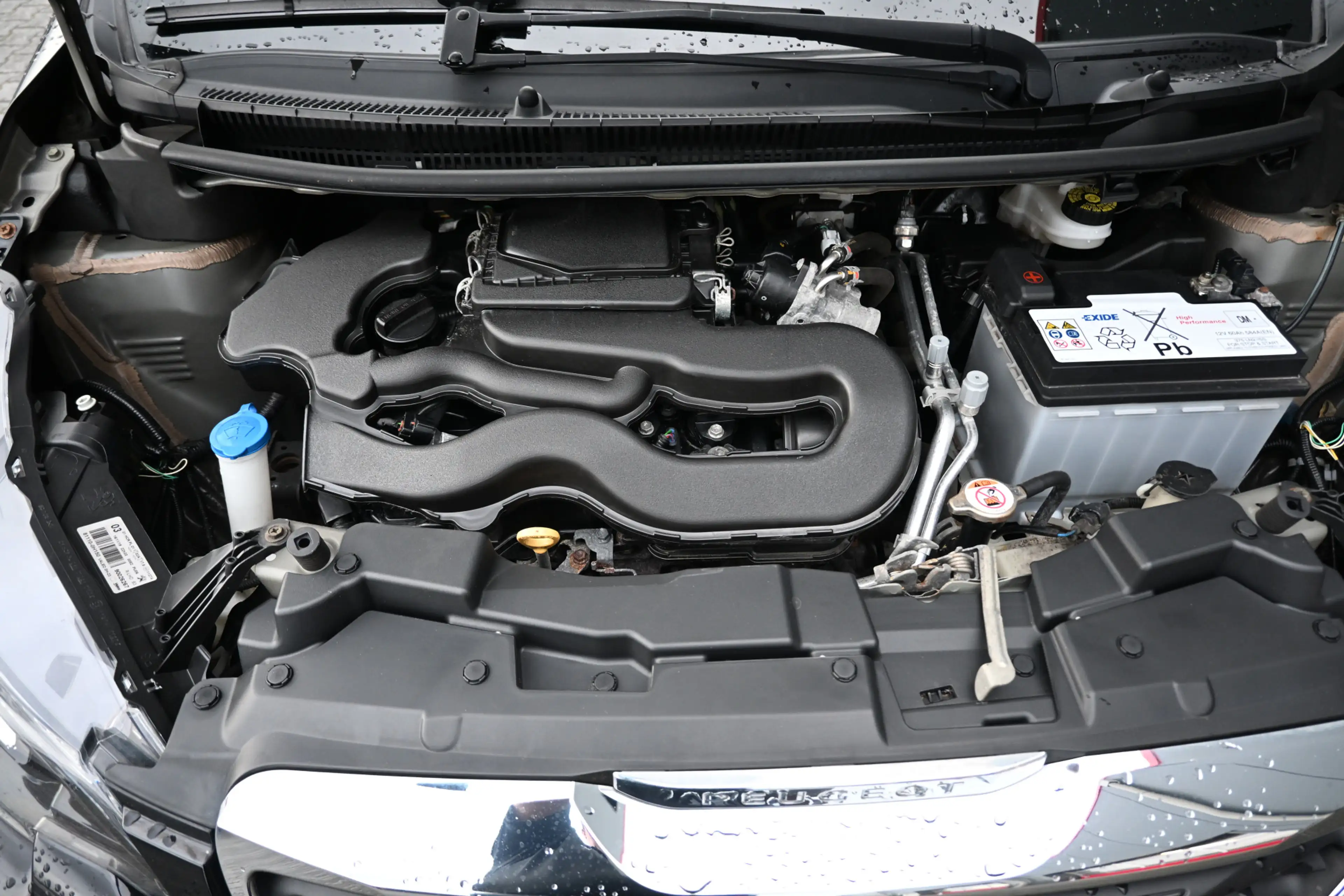 Peugeot 108 1.0 e-VTi Blue Lease — photo 36