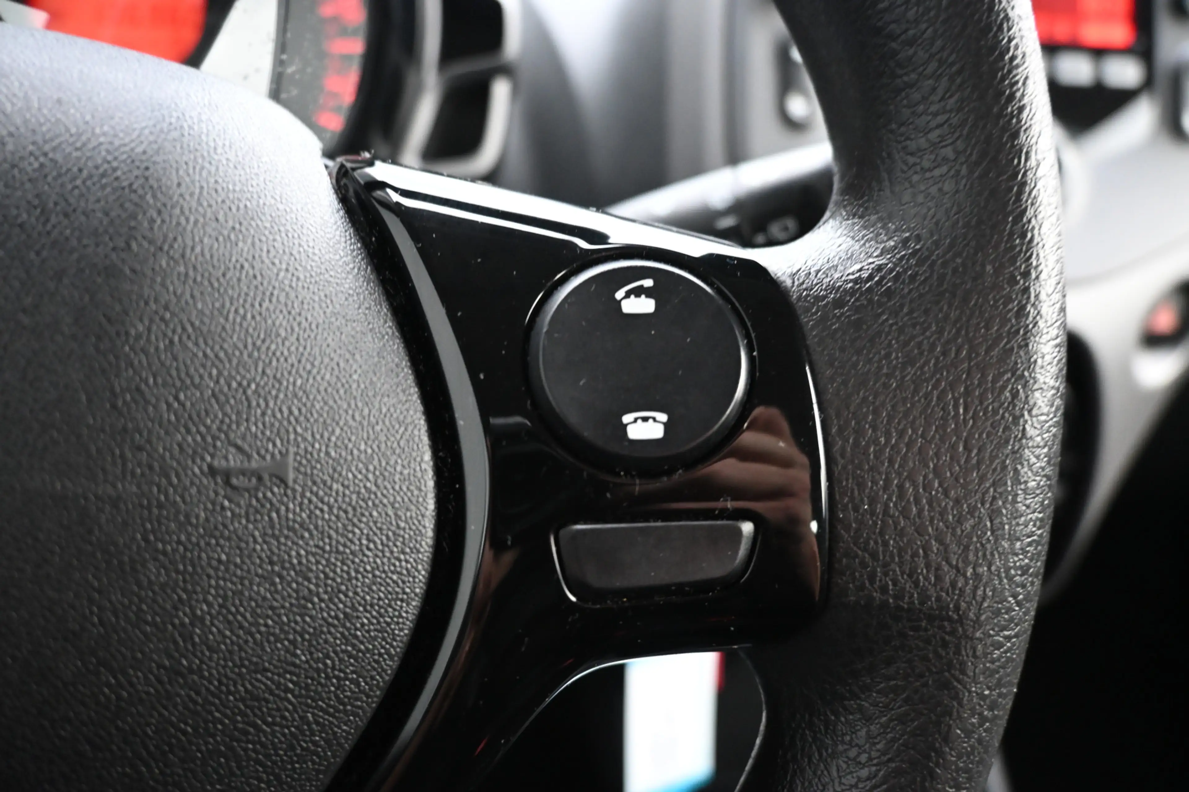 Peugeot 108 1.0 e-VTi Blue Lease — photo 31