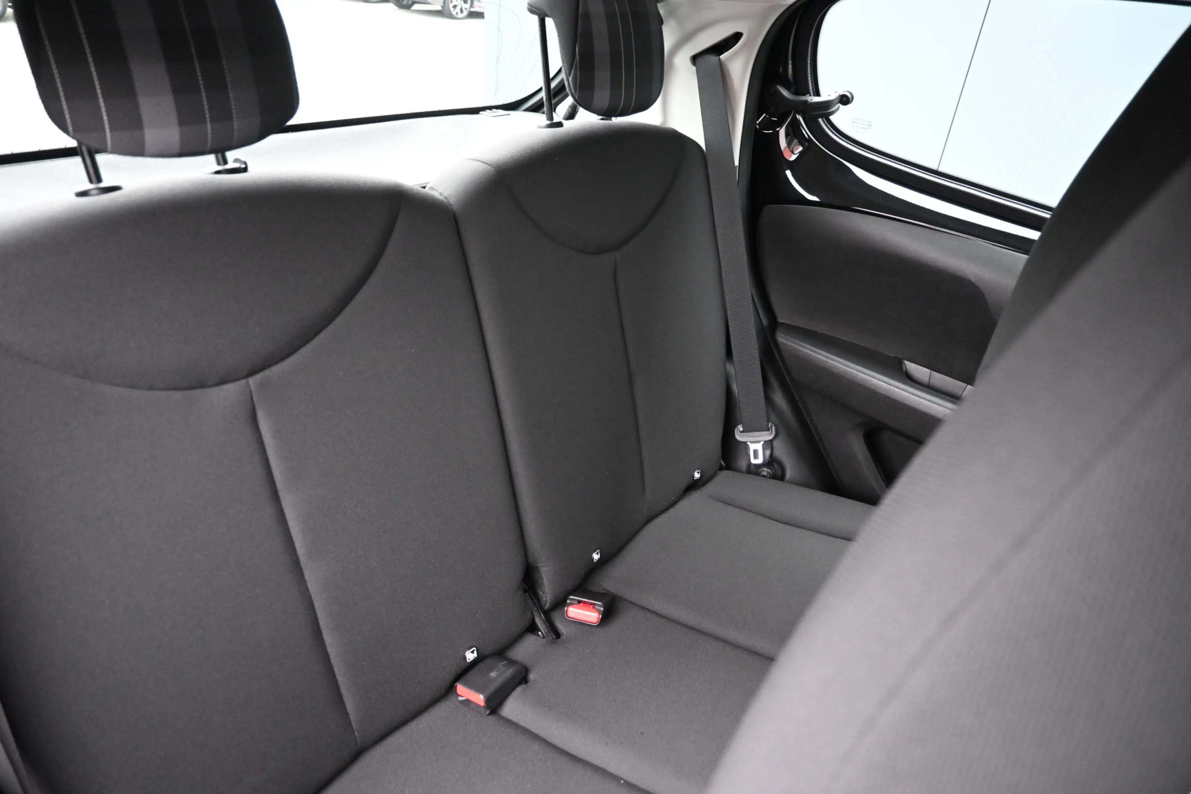 Peugeot 108 1.0 e-VTi Blue Lease — photo 19
