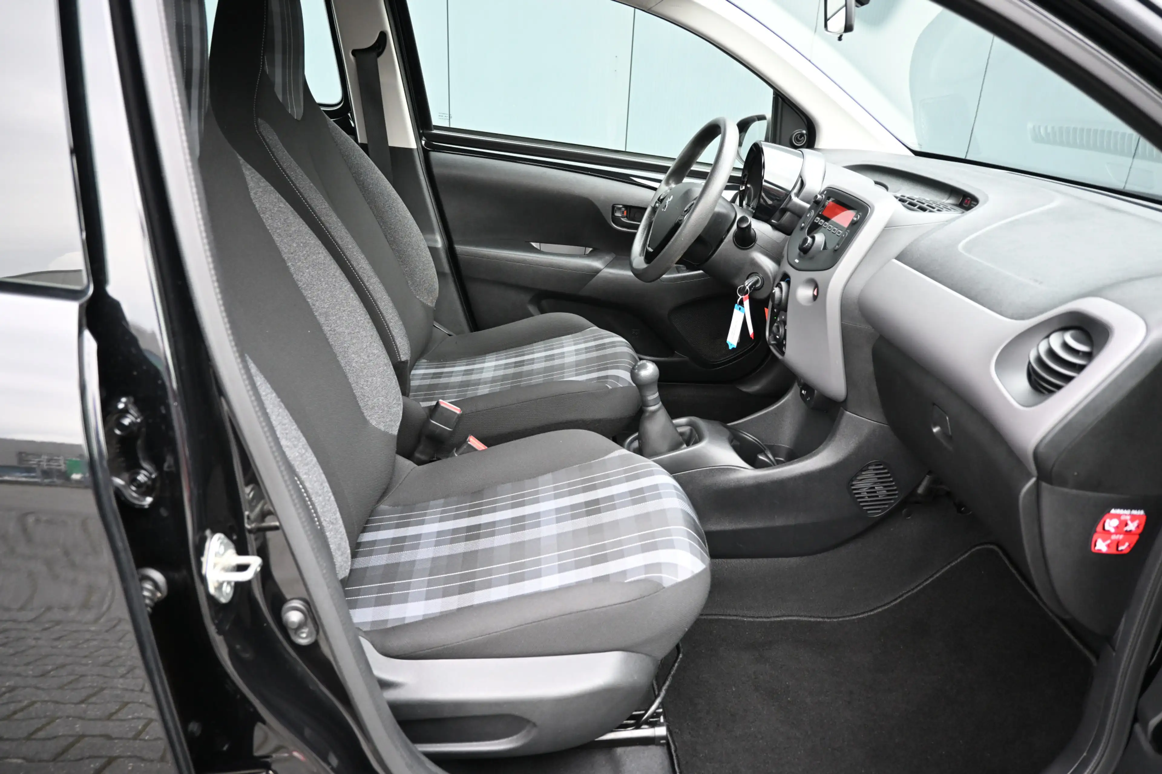 Peugeot 108 1.0 e-VTi Blue Lease — photo 11