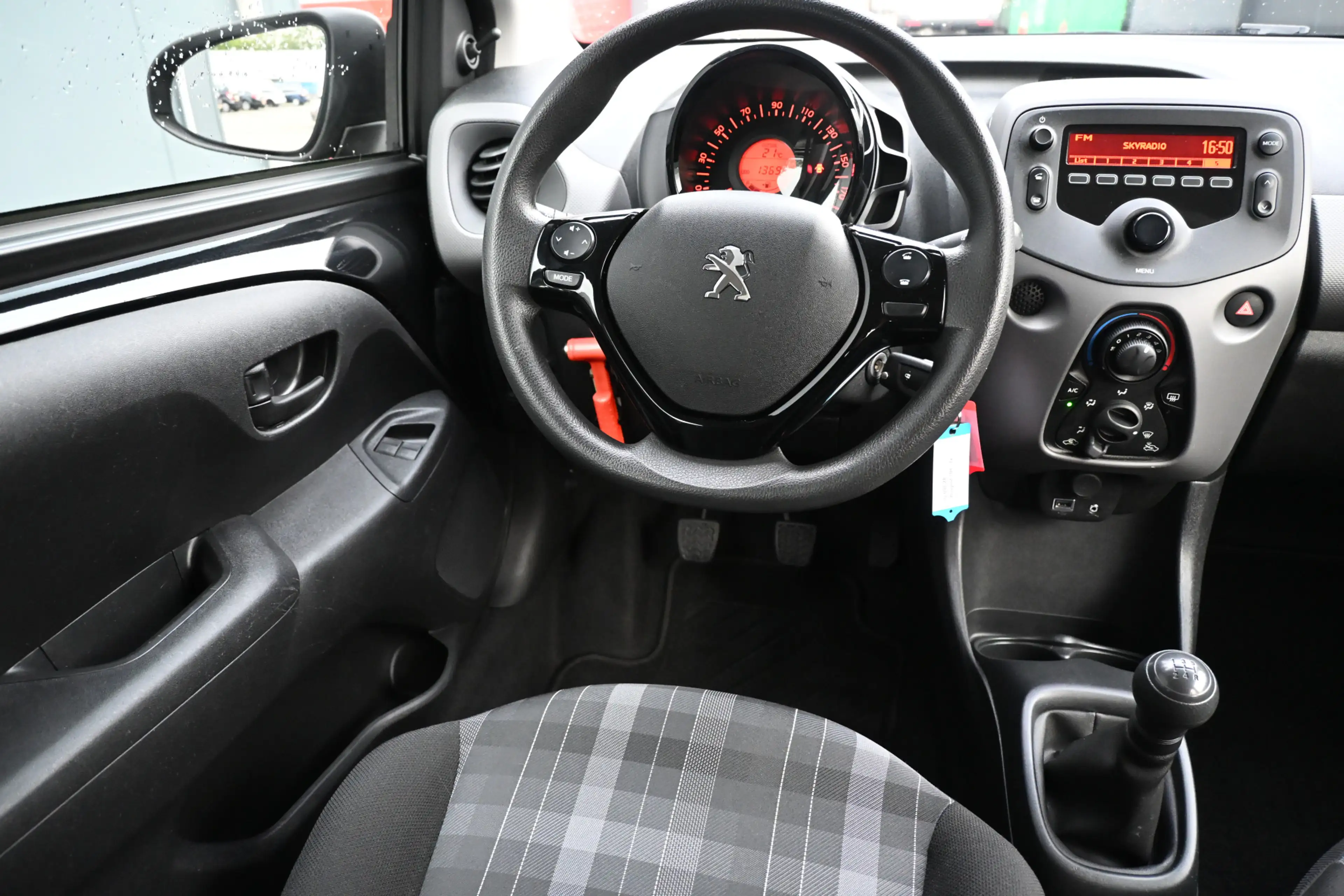 Peugeot 108 1.0 e-VTi Blue Lease — photo 21