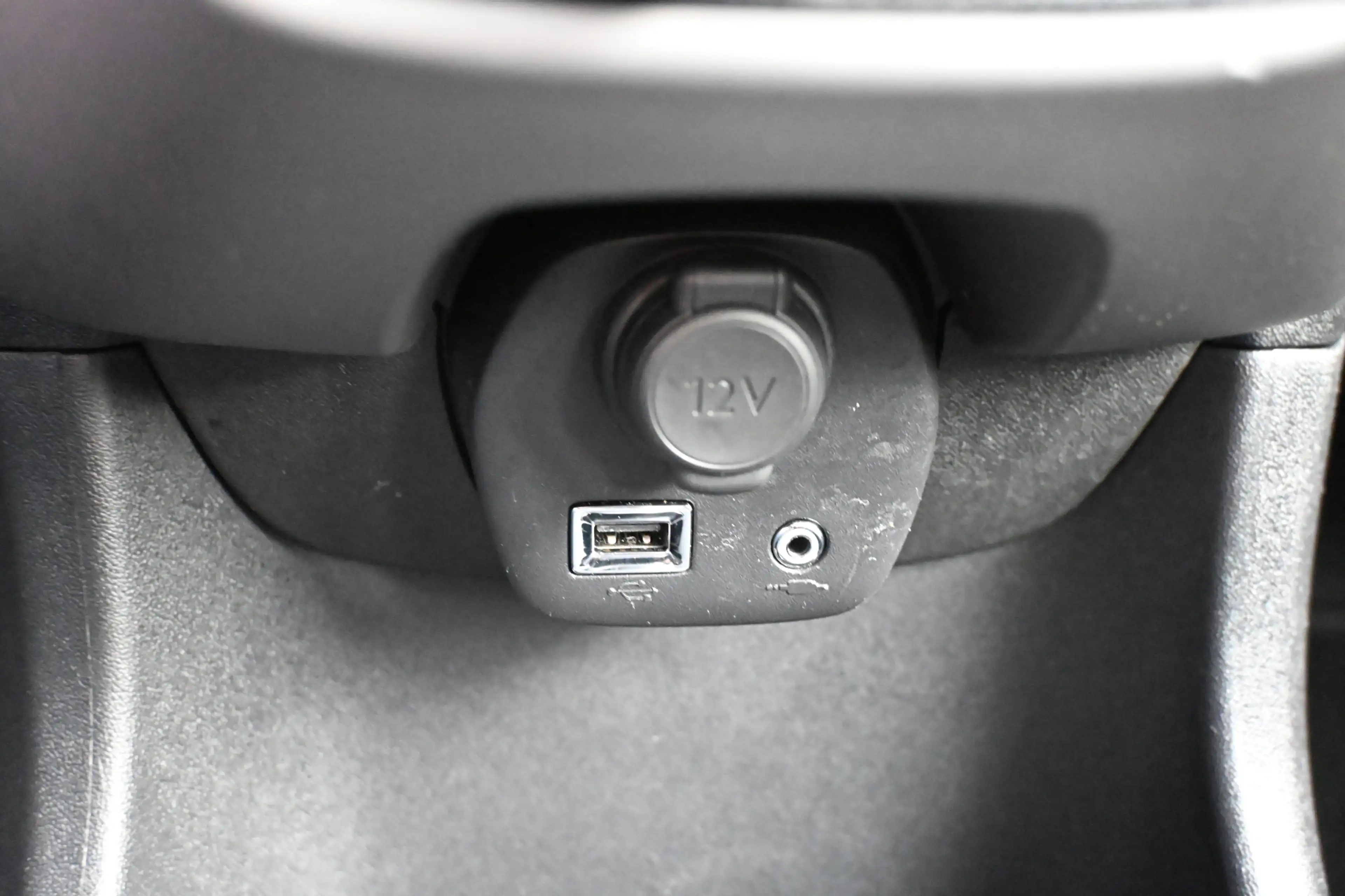 Peugeot 108 1.0 e-VTi Blue Lease — photo 28