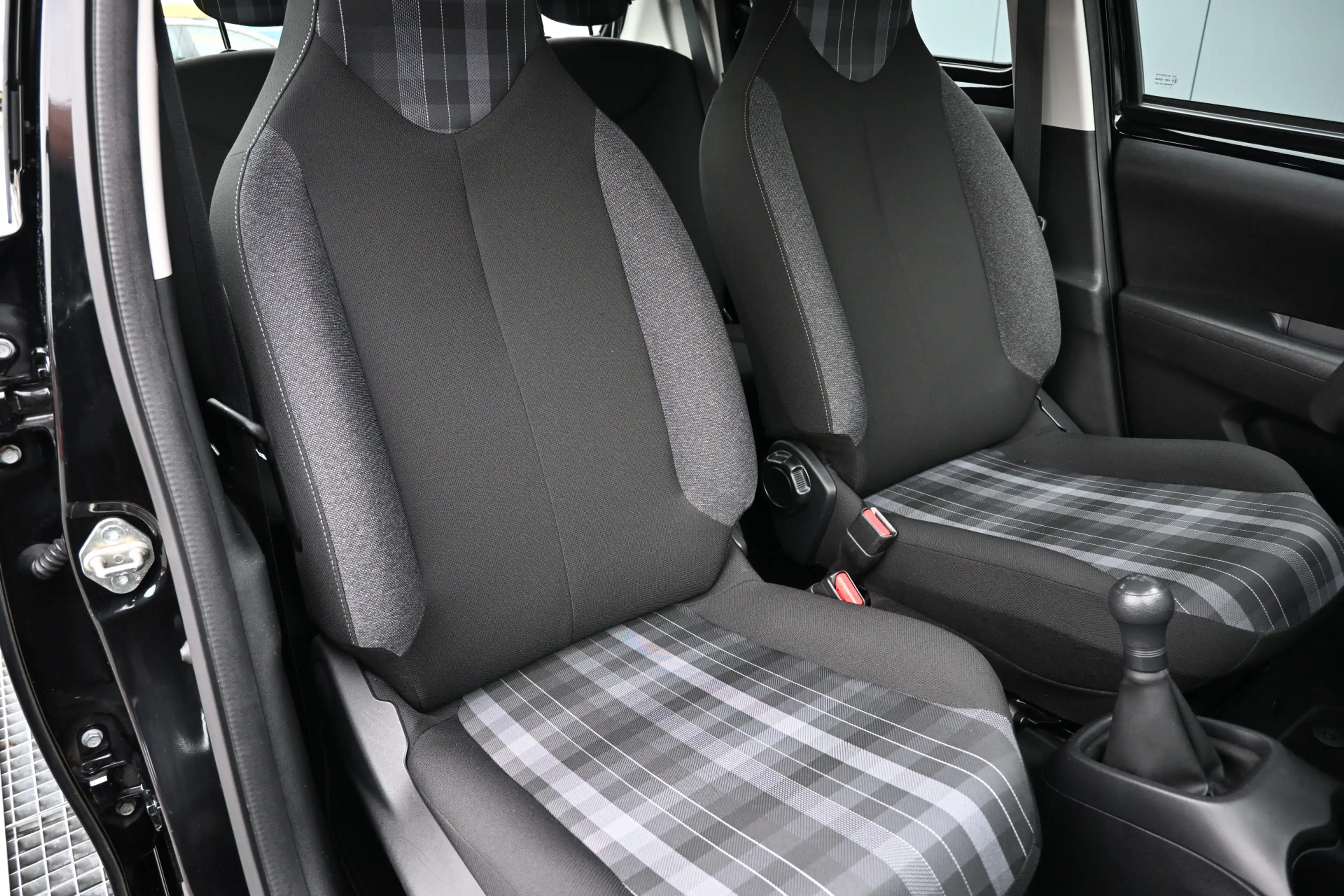 Peugeot 108 1.0 e-VTi Blue Lease — photo 12
