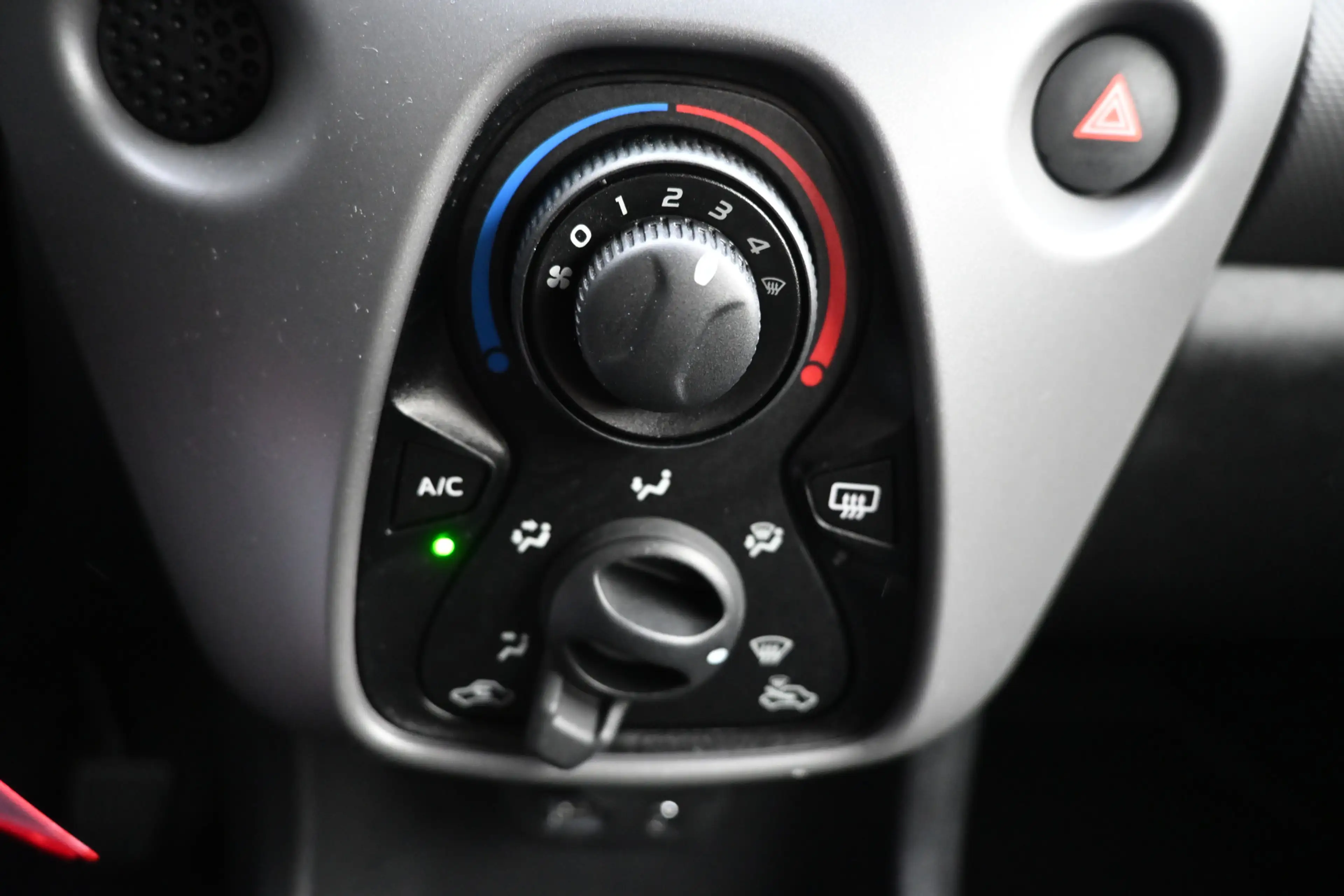 Peugeot 108 1.0 e-VTi Blue Lease — photo 27