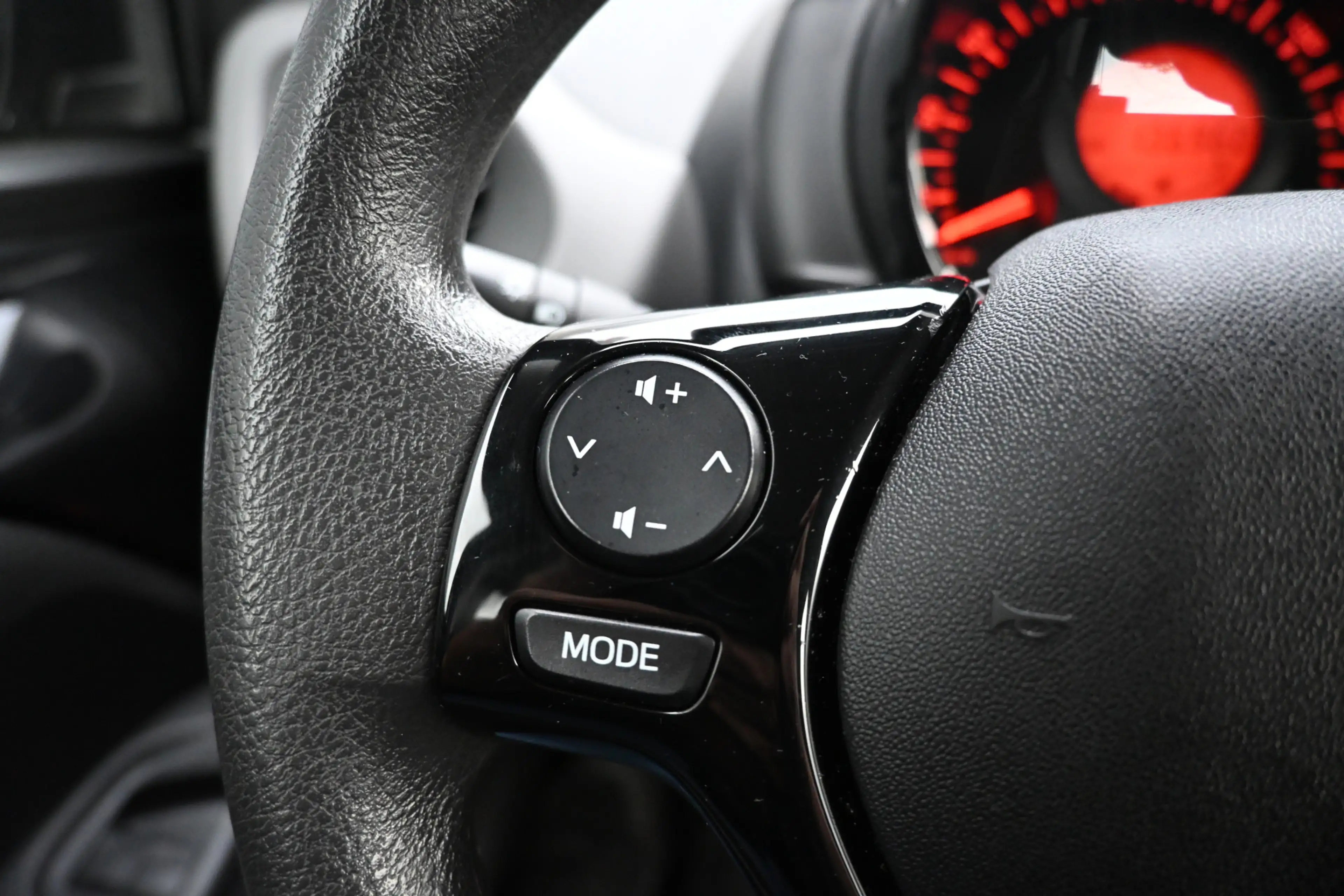 Peugeot 108 1.0 e-VTi Blue Lease — photo 30