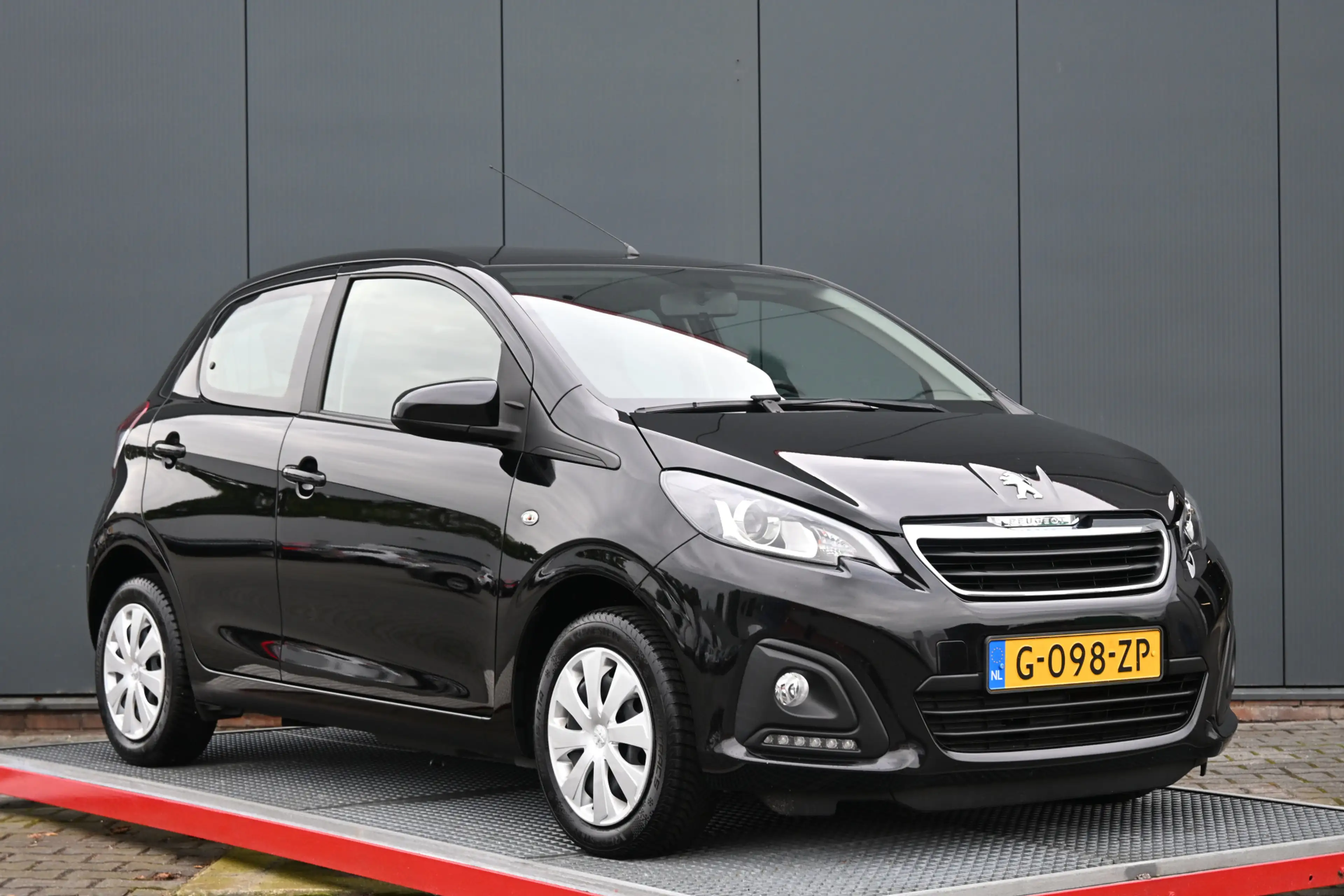Peugeot 108 1.0 e-VTi Blue Lease — photo 9