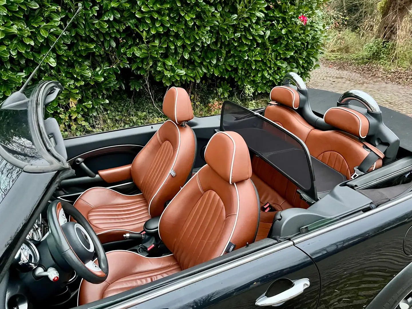 MINI Cooper Cabrio 1.6 Zwart - 1