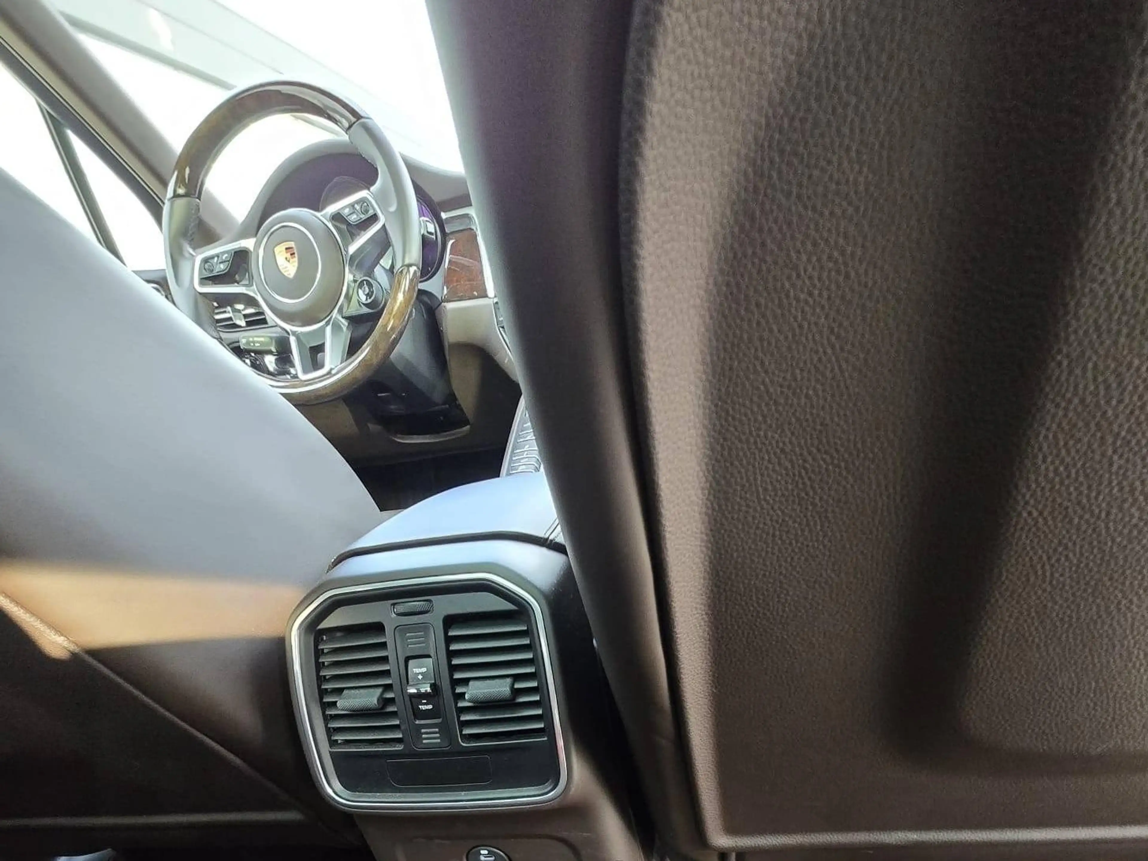 Porsche Macan S — photo 13