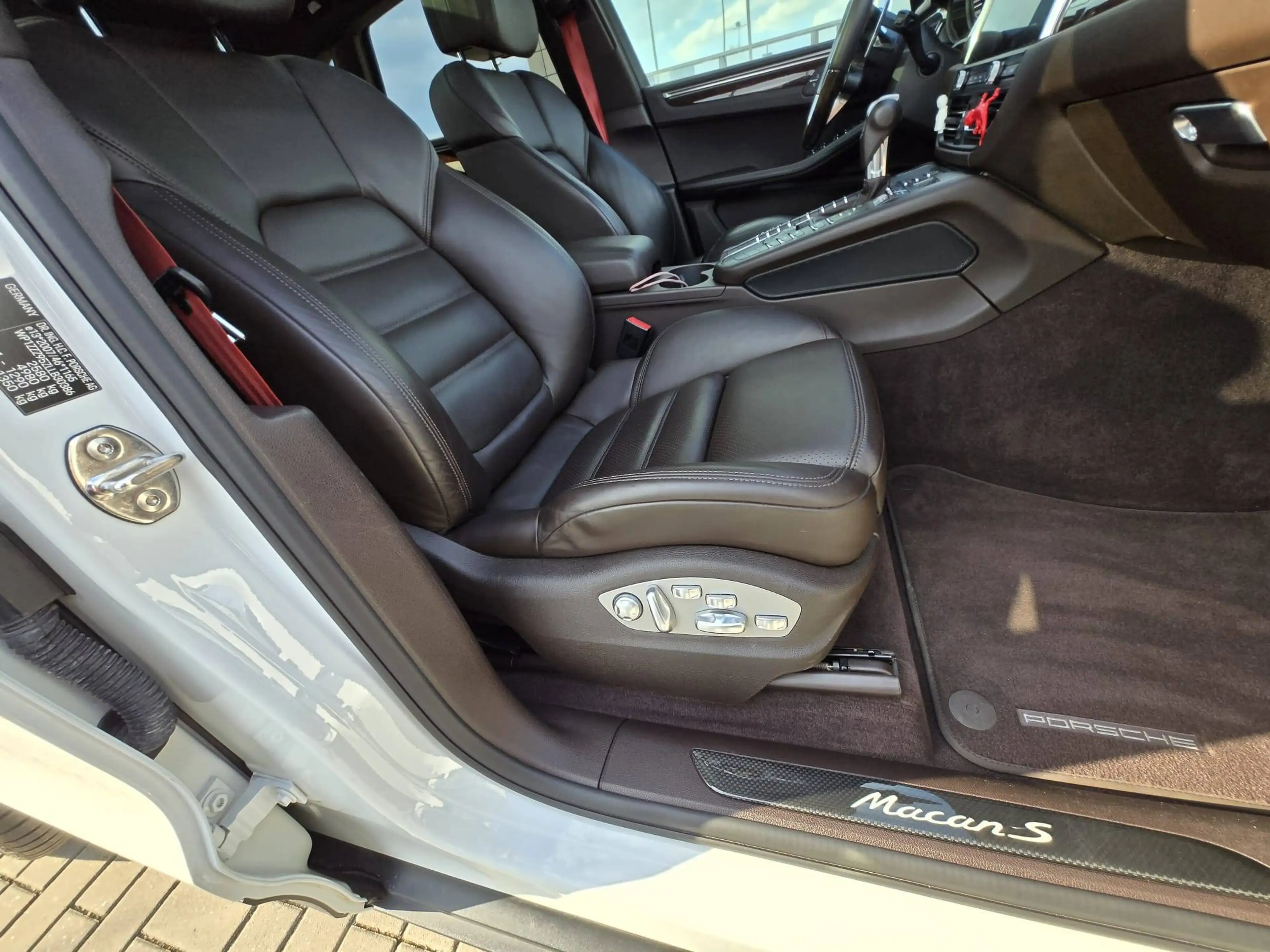 Porsche Macan S — photo 11