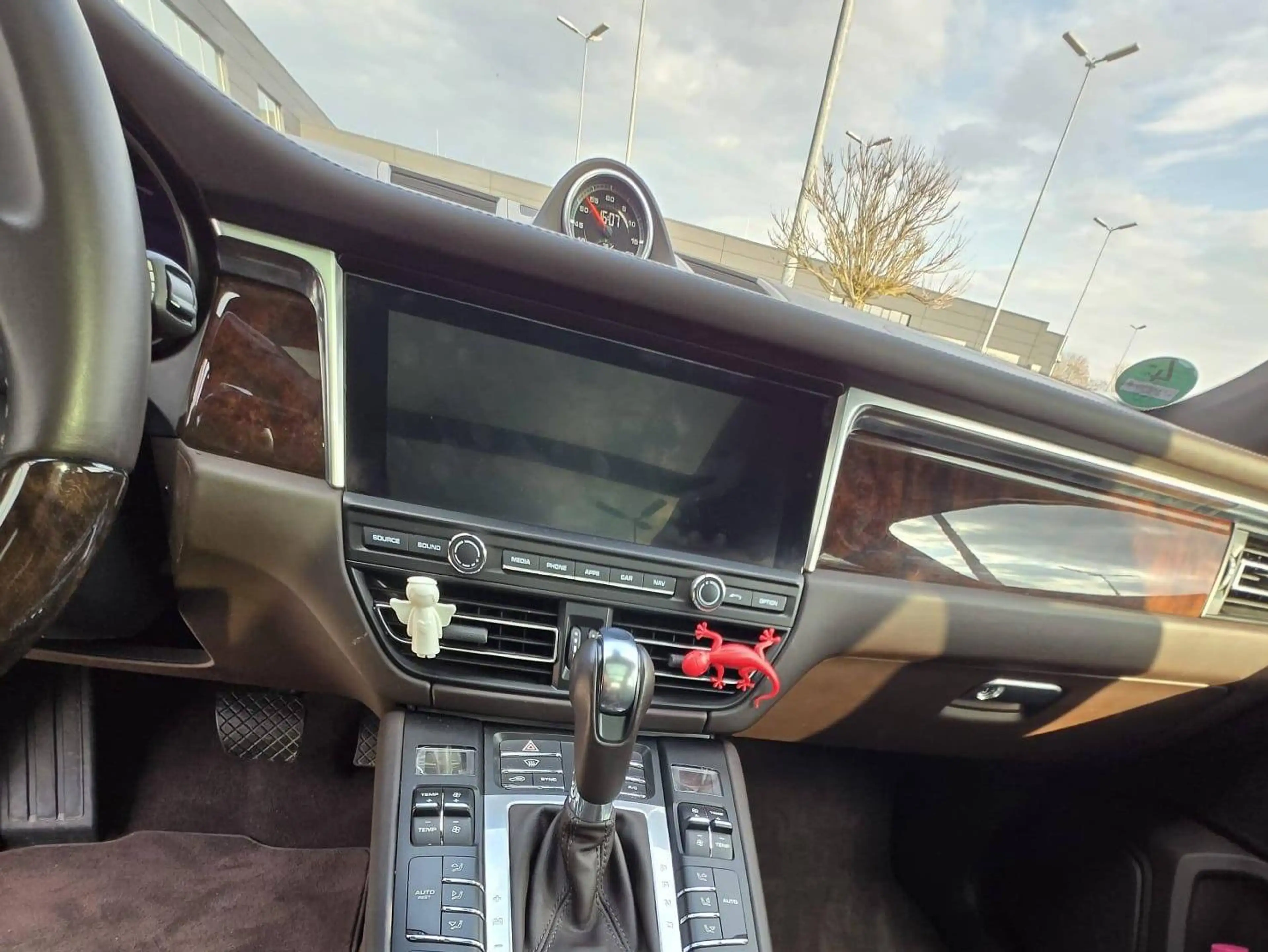 Porsche Macan S — photo 14