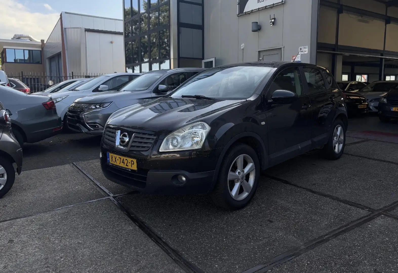 Nissan Qashqai 1.6 Visia Zwart - 1