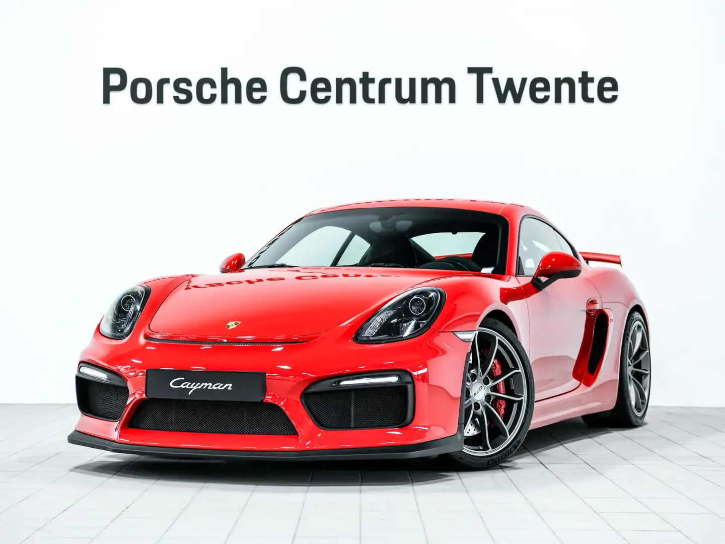 Porsche Cayman GT4 Rood - 1