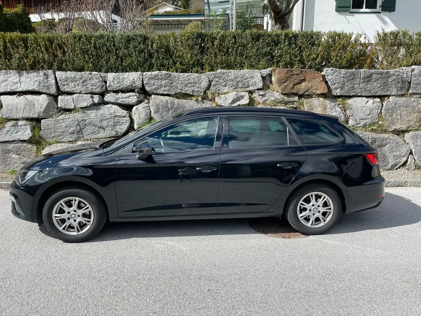 SEAT Leon Leon ST FR 1,5 TGI-Hybrid DSG FR Schwarz - 2