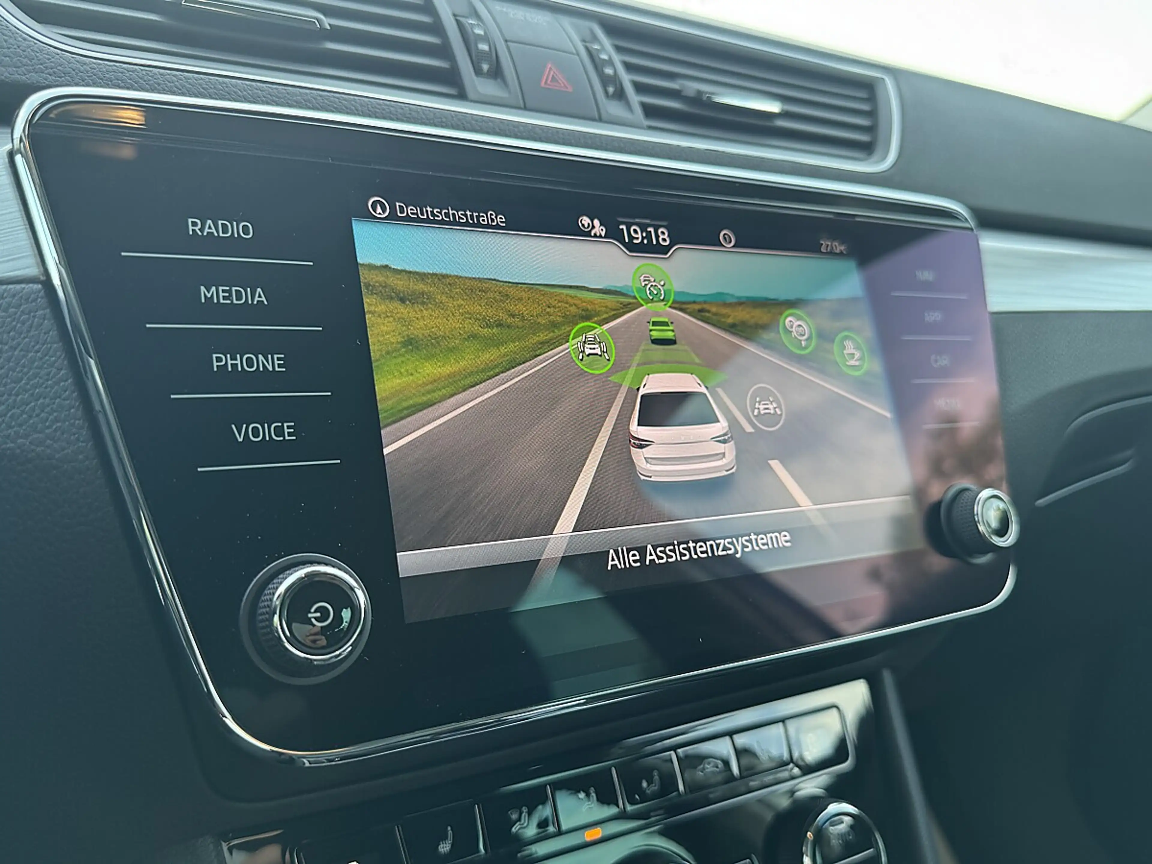 Skoda Superb Kombi 2,0 TDI Ambition DSG / VIRTUAL COCKPIT / ... — photo 15
