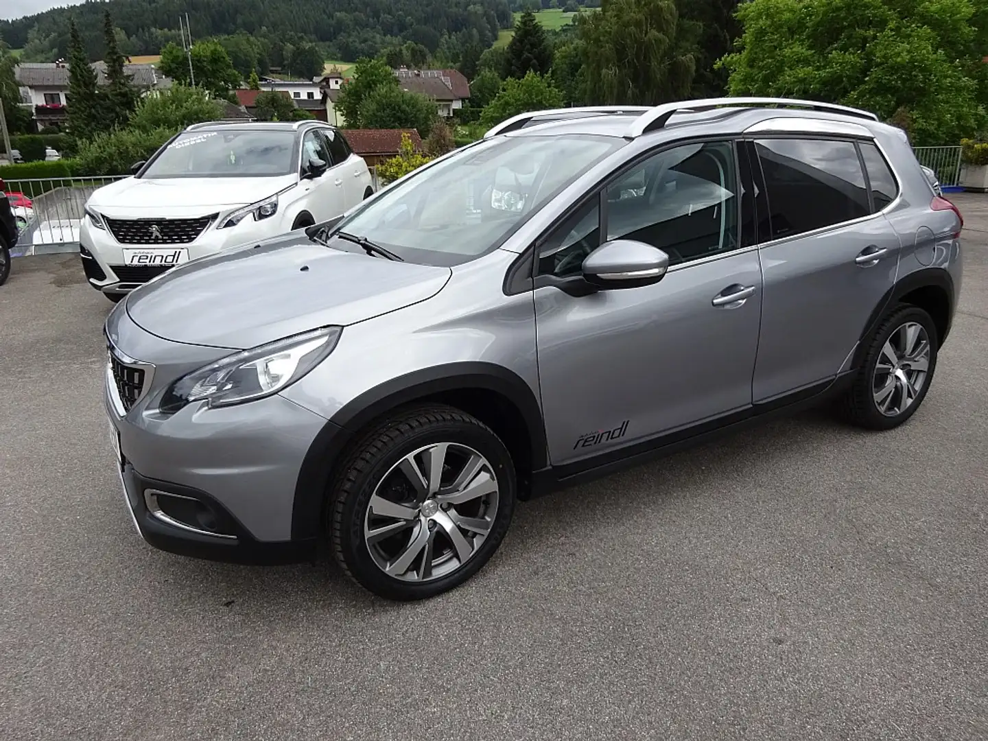 Peugeot 2008 1,2 PureTech 130 S&S Allure, Navi,Rückfahrkamer... Grau - 1