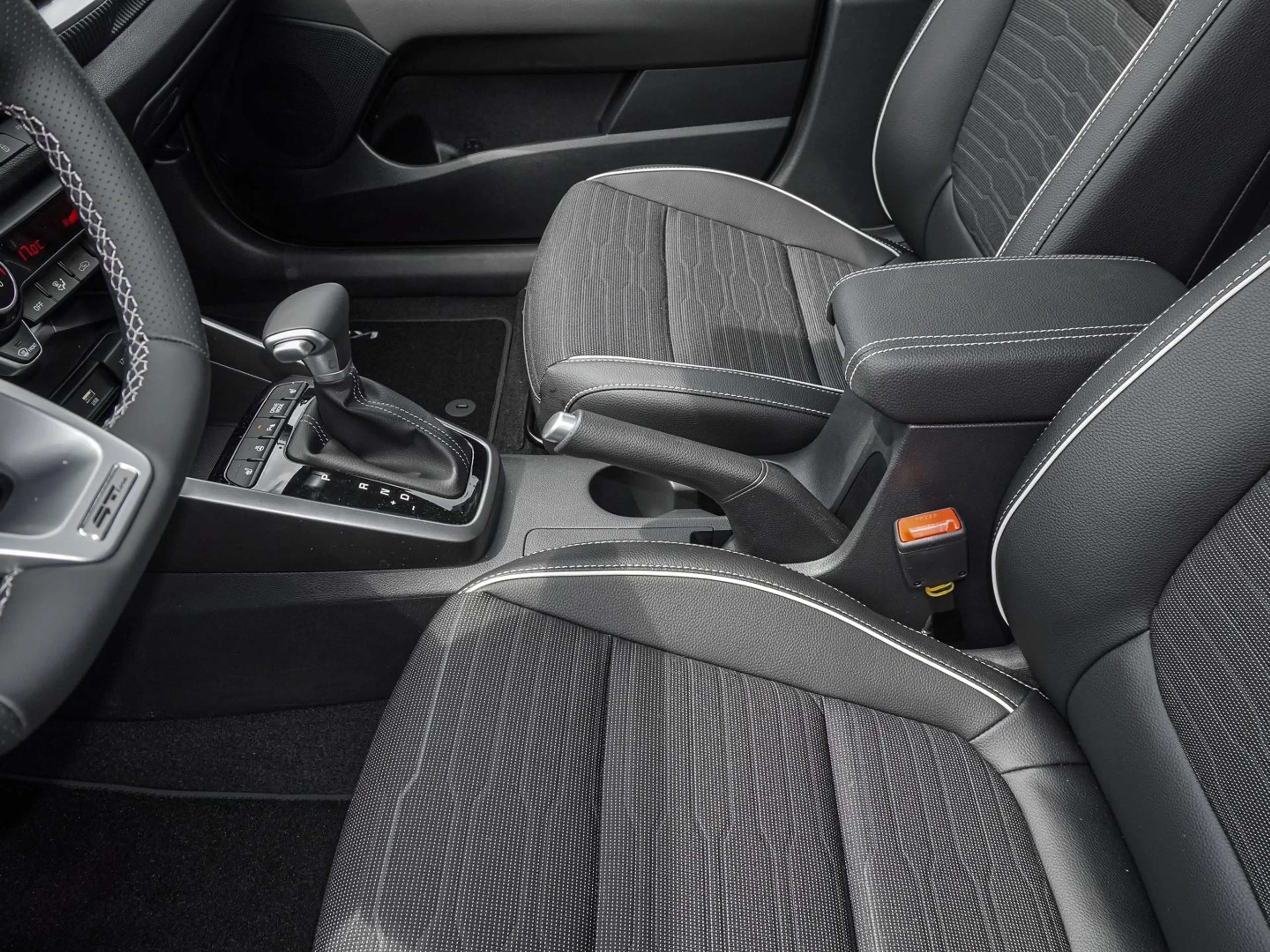 Kia Stonic 1.0T DCT GT-line Glasdach, Technologie Kamera, Nav — photo 14