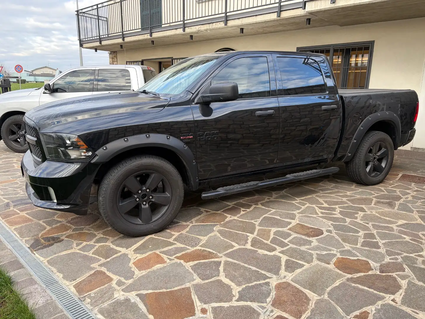 Dodge RAM Dodge RAM 1500 HEMI 5.7 V8 Schwarz - 1